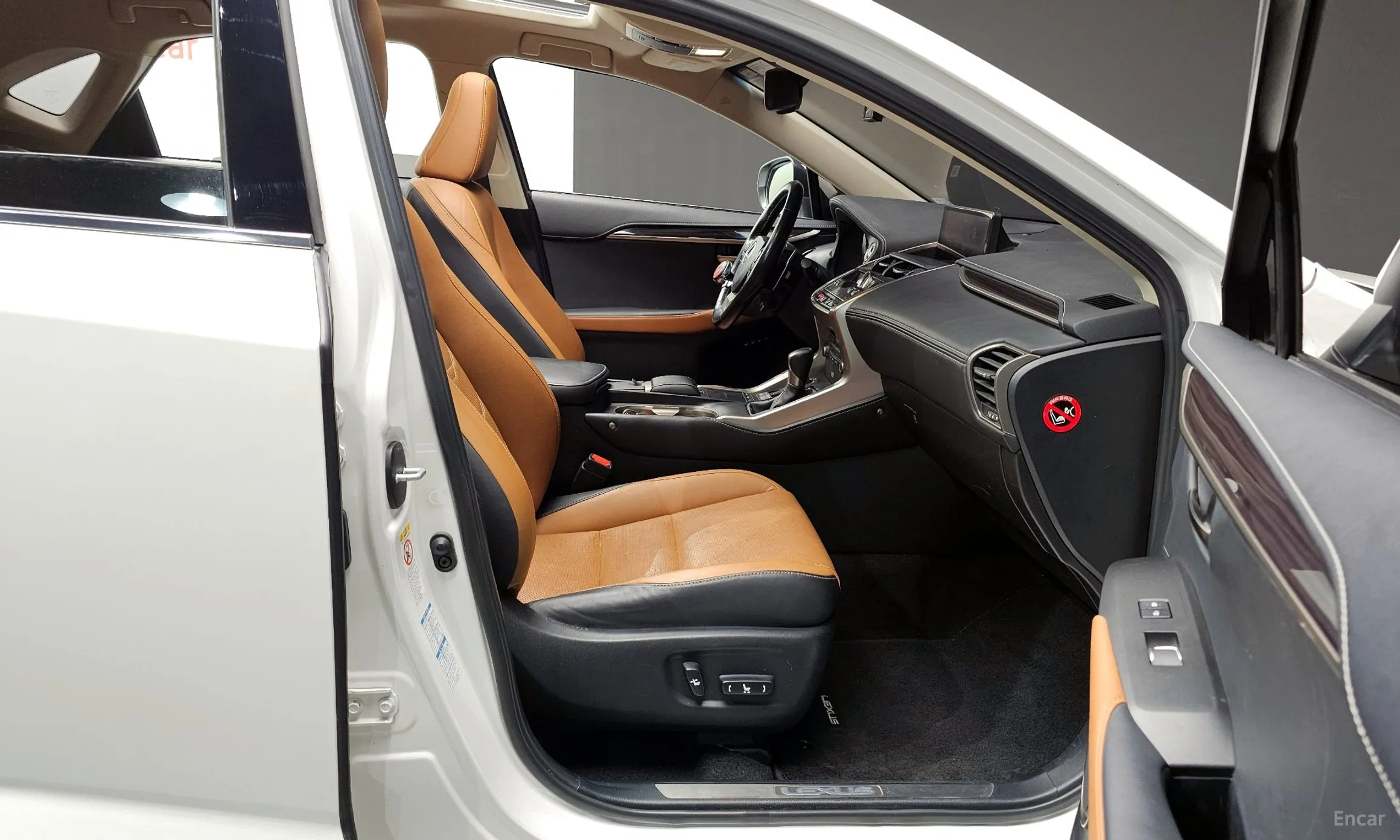 Lexus NX300h превью 11