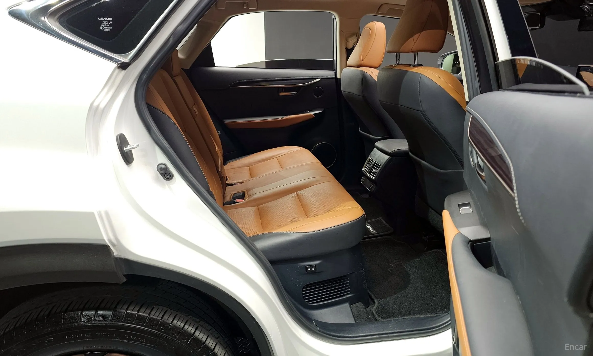Lexus NX300h превью 12