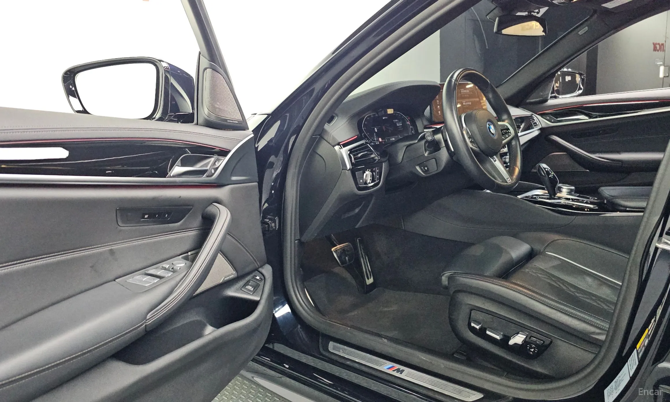 BMW 5 Series (G30) превью 10