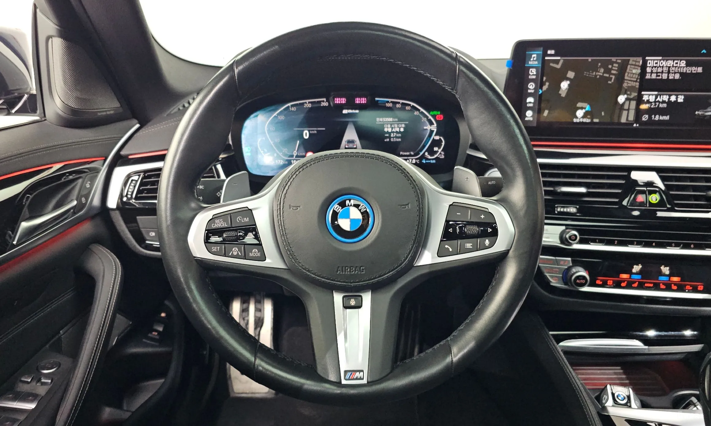 BMW 5 Series (G30) превью 12