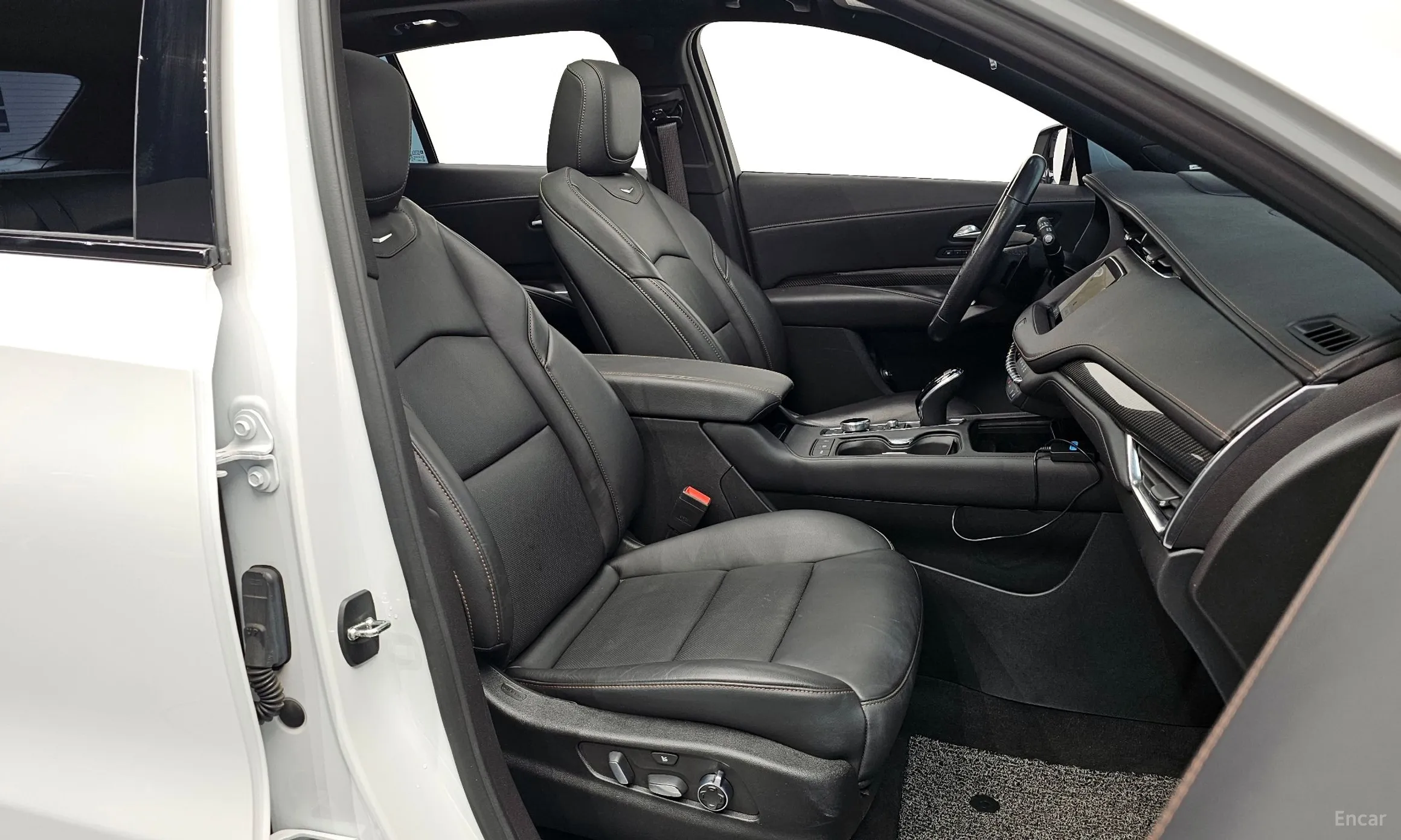 Cadillac XT4 превью 10