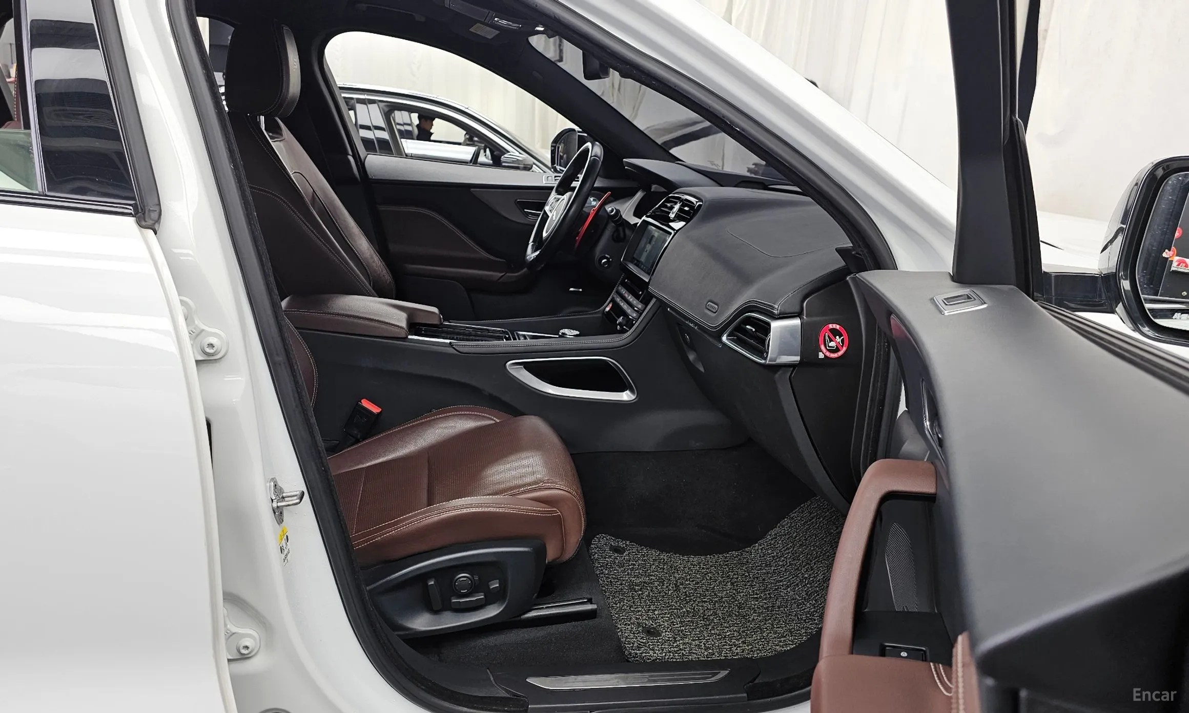 Jaguar F-PACE превью 11