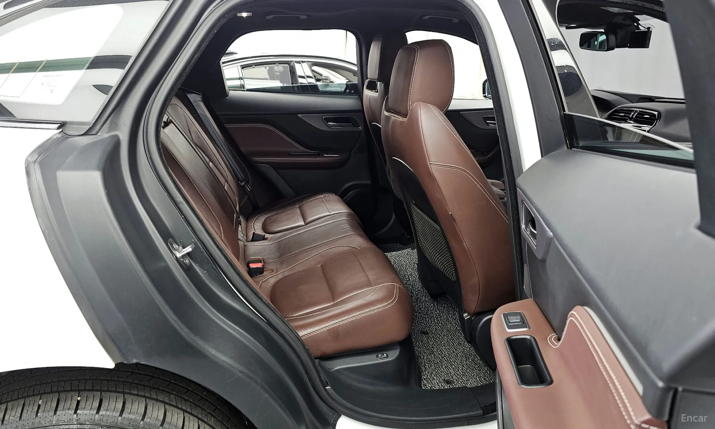Jaguar F-PACE превью 12