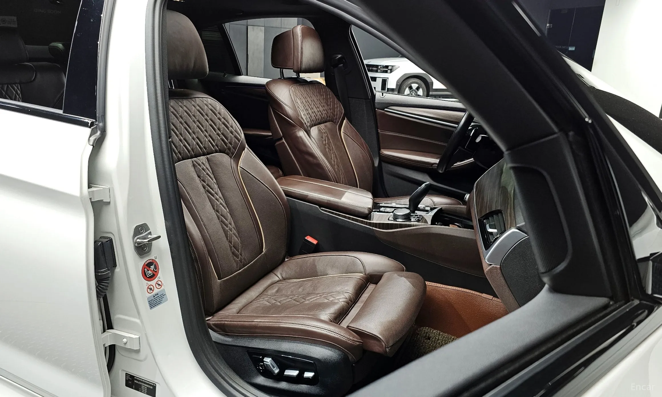 BMW 5 Series (G30) превью 10