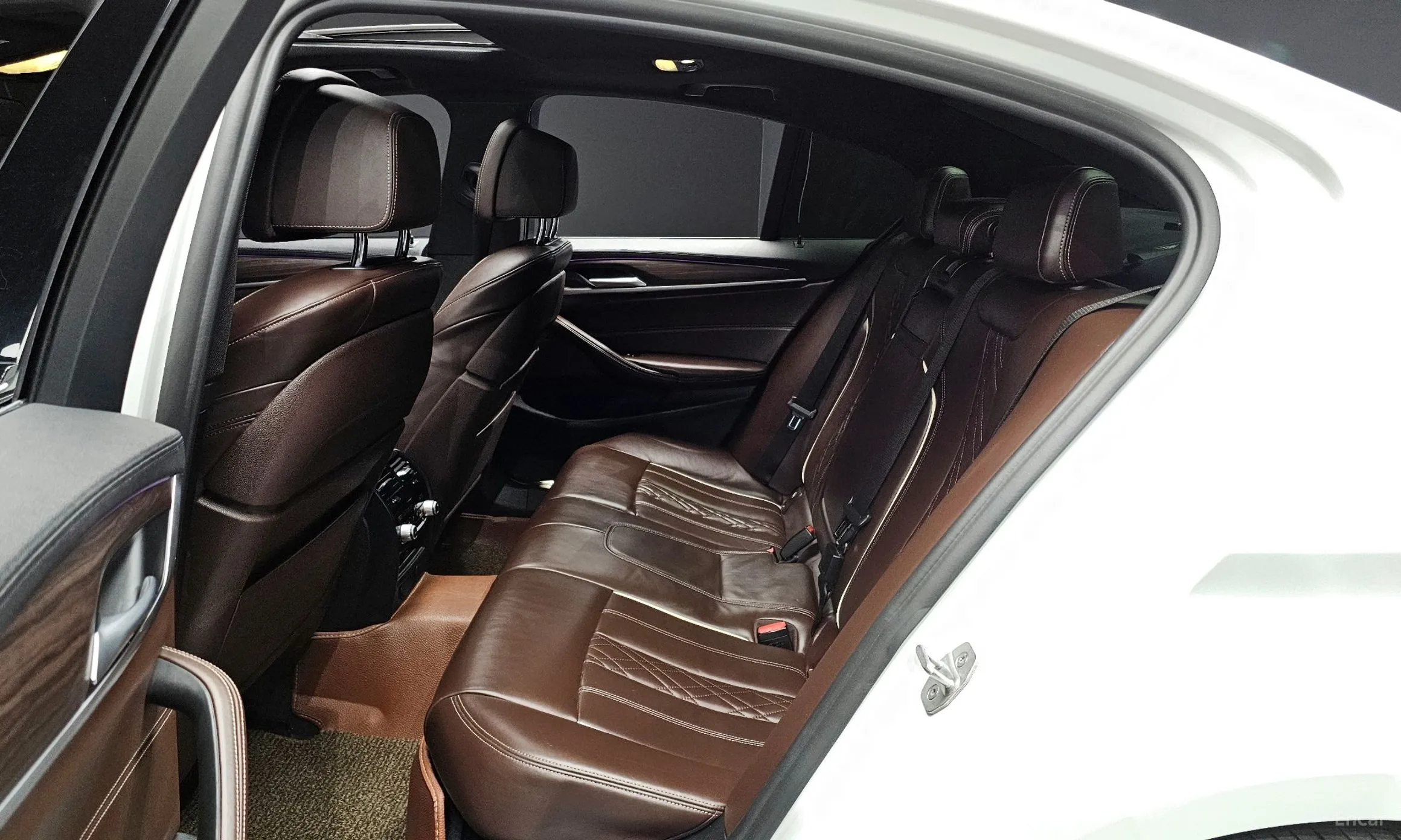BMW 5 Series (G30) превью 12