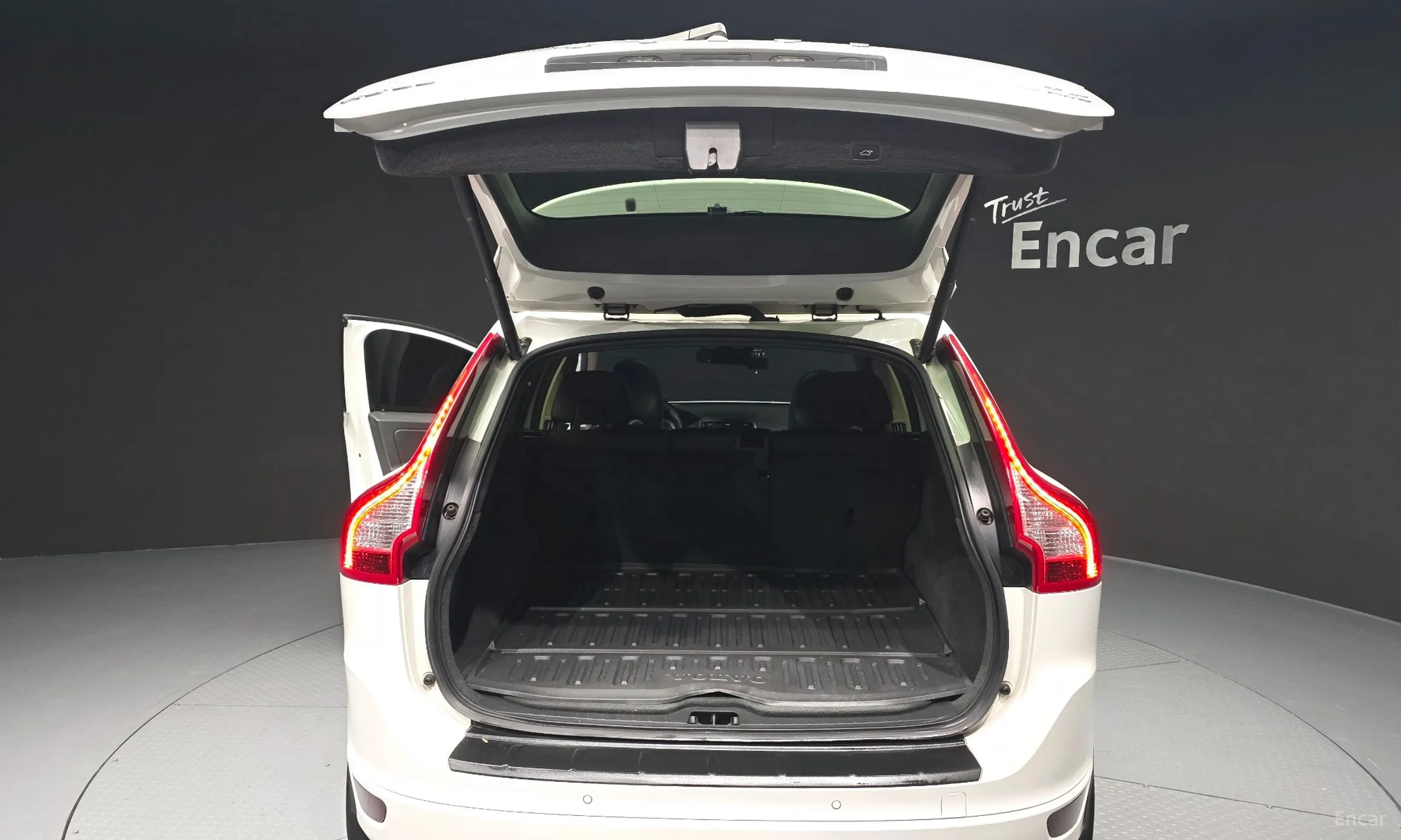 Volvo XC60 превью 20