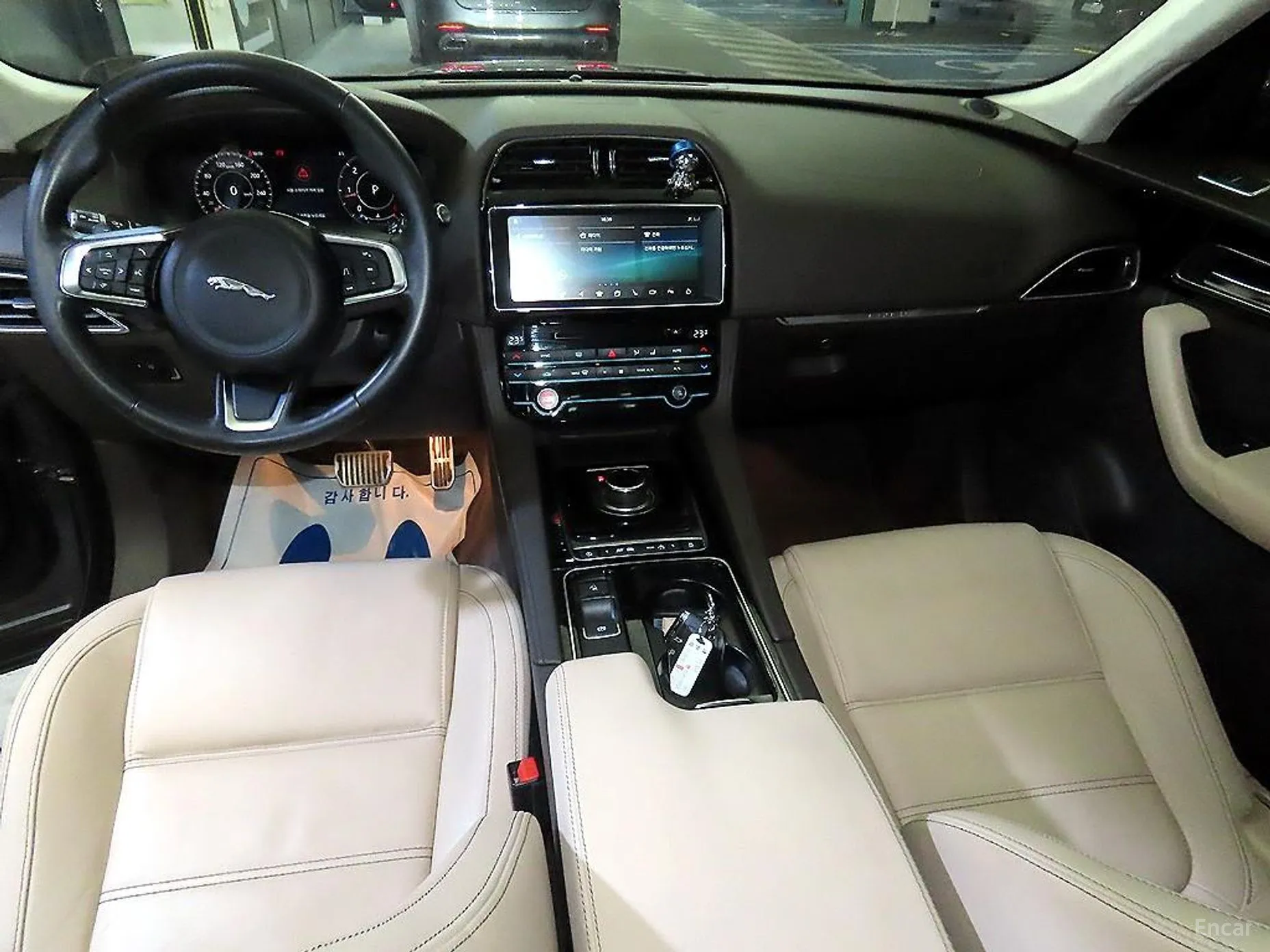 Jaguar F-PACE превью 10