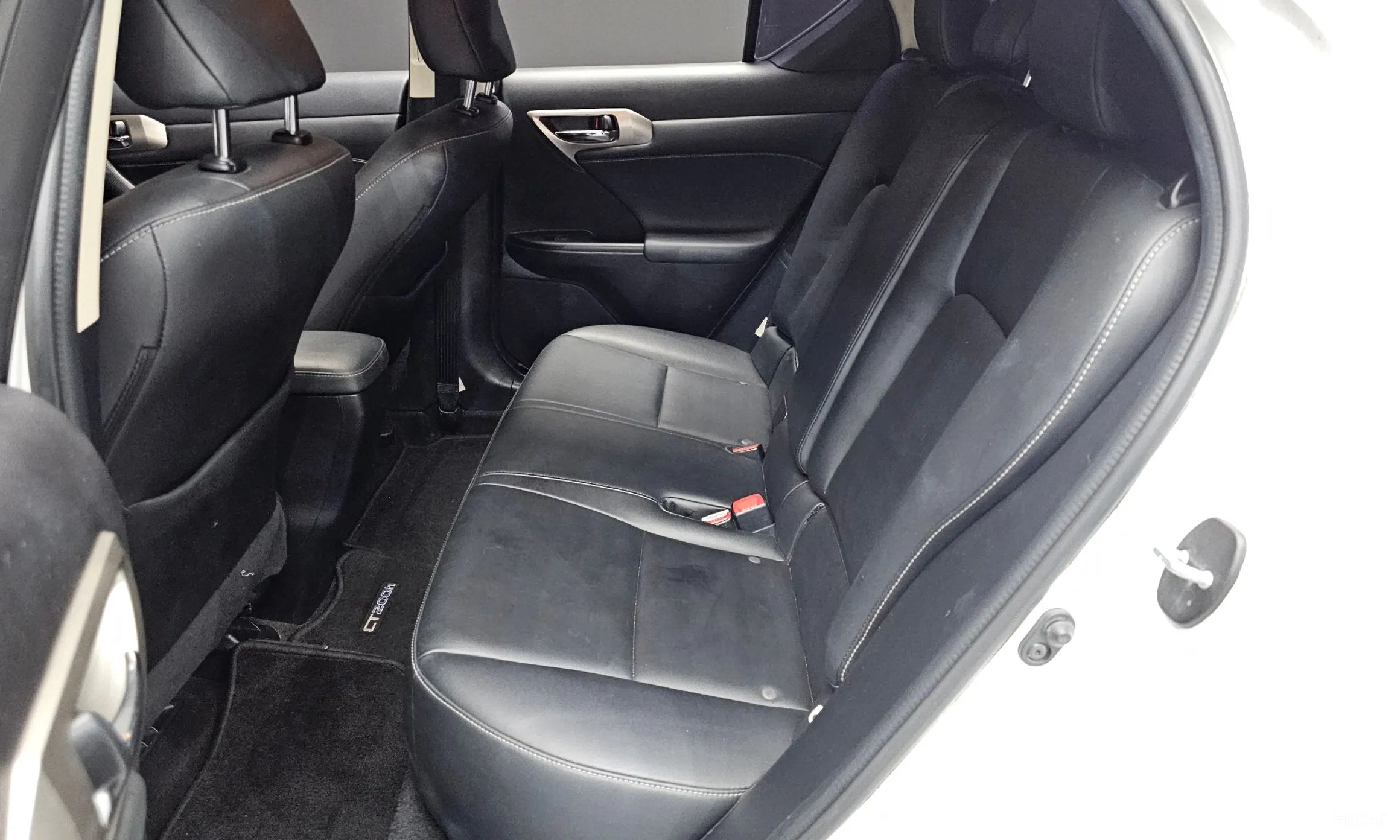 Lexus CT200h превью 12
