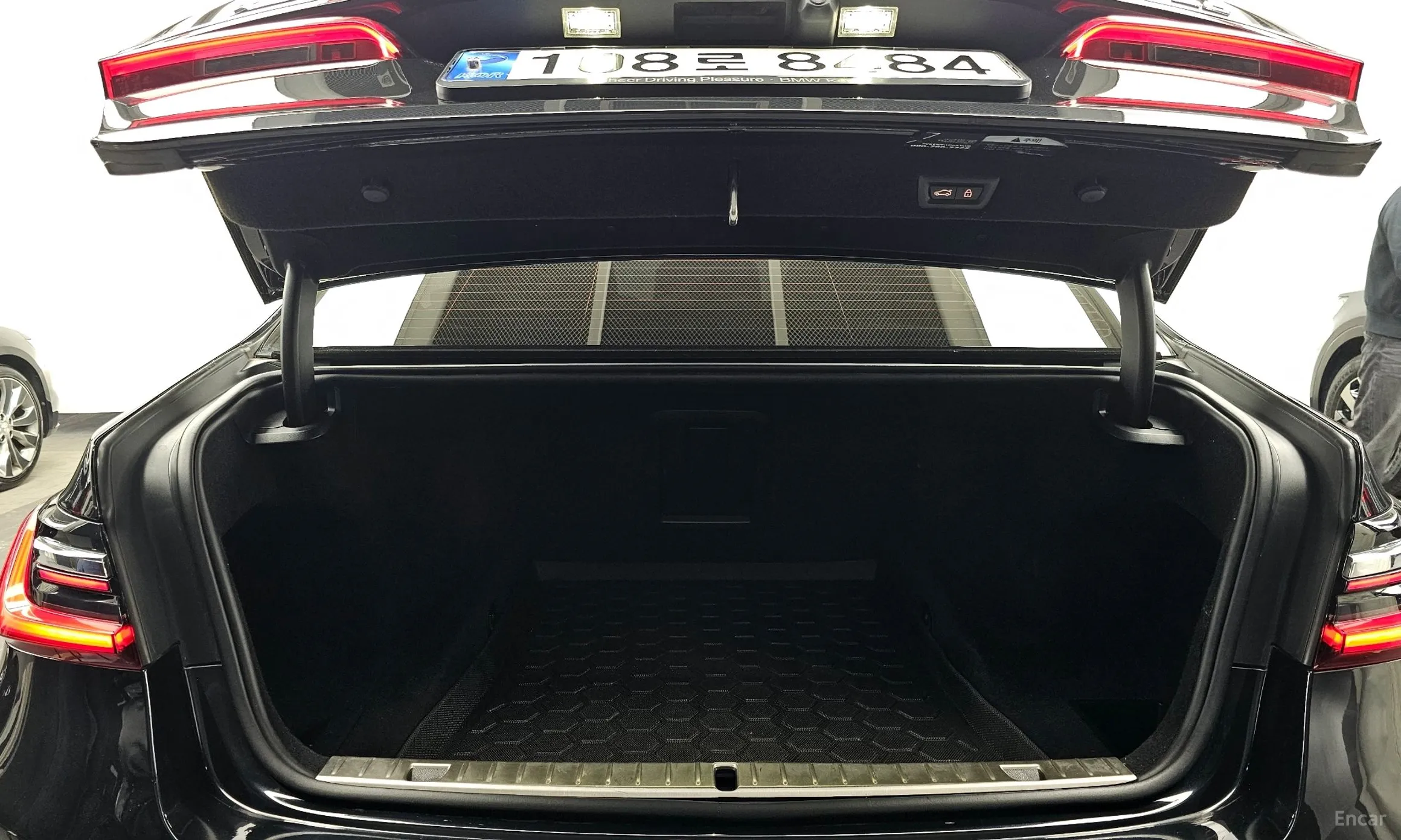BMW 7 Series (G11) превью 20