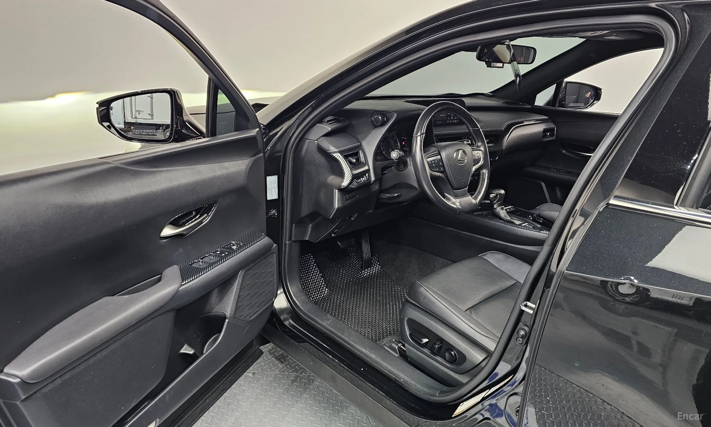 Lexus UX250h превью 10