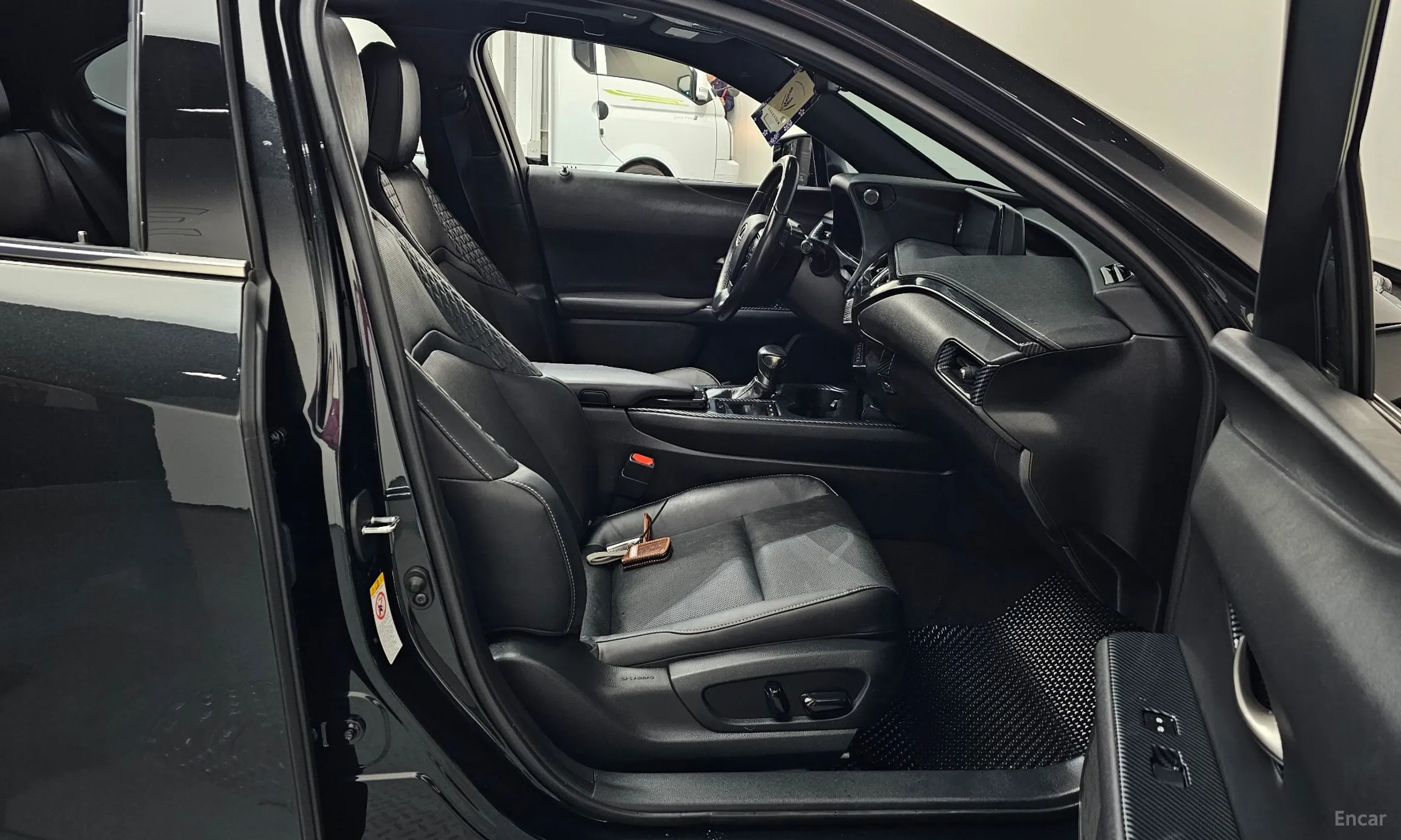 Lexus UX250h превью 11