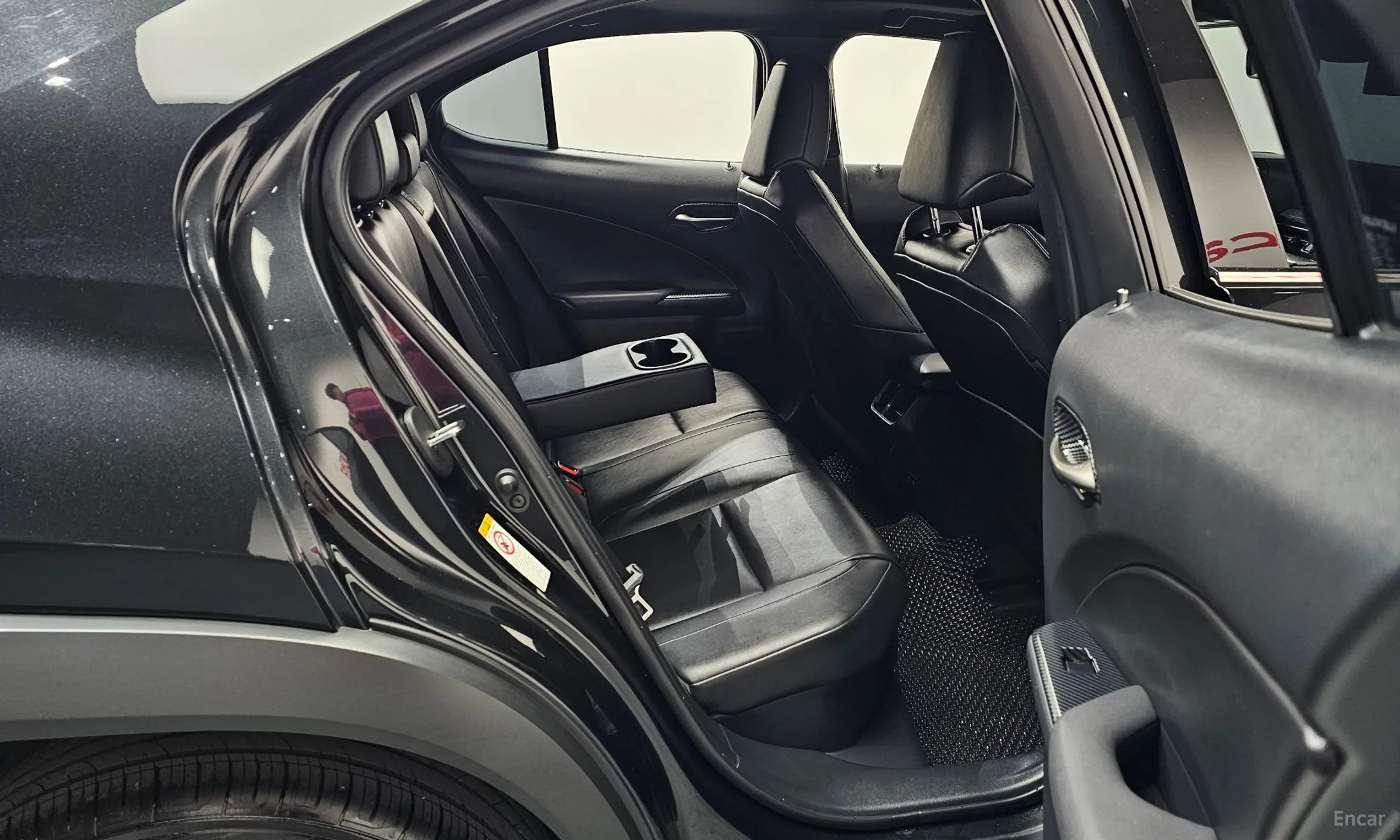 Lexus UX250h превью 12