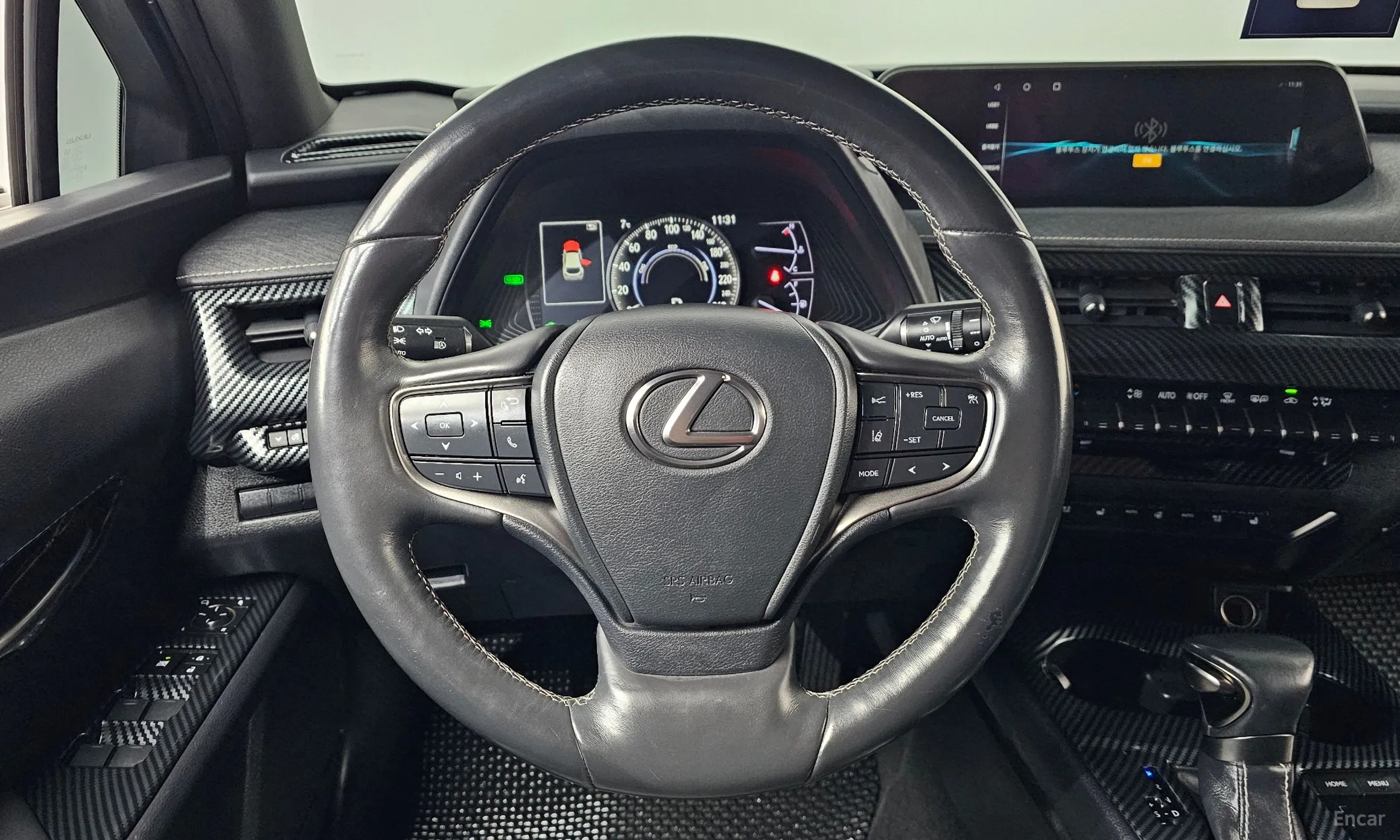Lexus UX250h превью 13