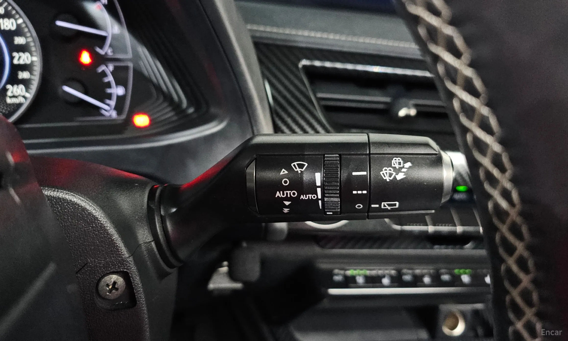 Lexus UX250h превью 15