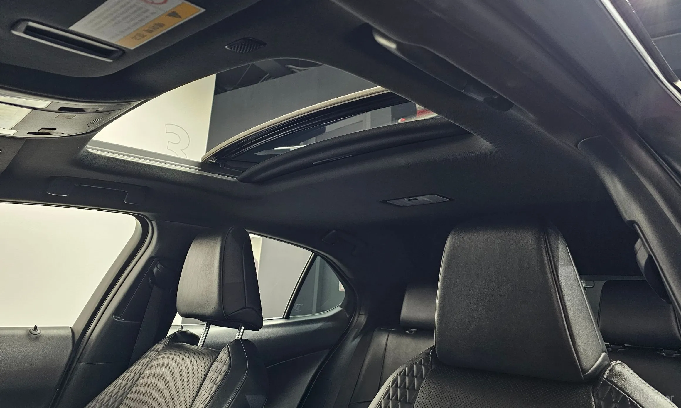 Lexus UX250h превью 19