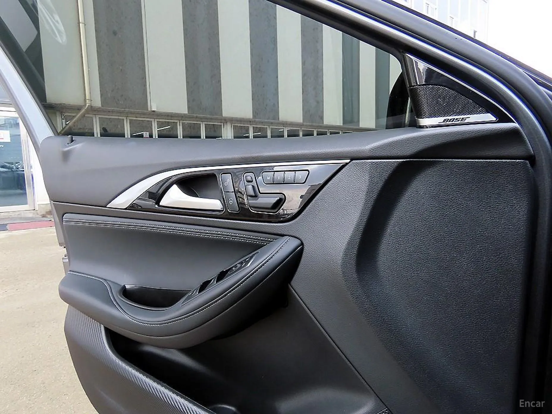 Infiniti Q30 превью 11