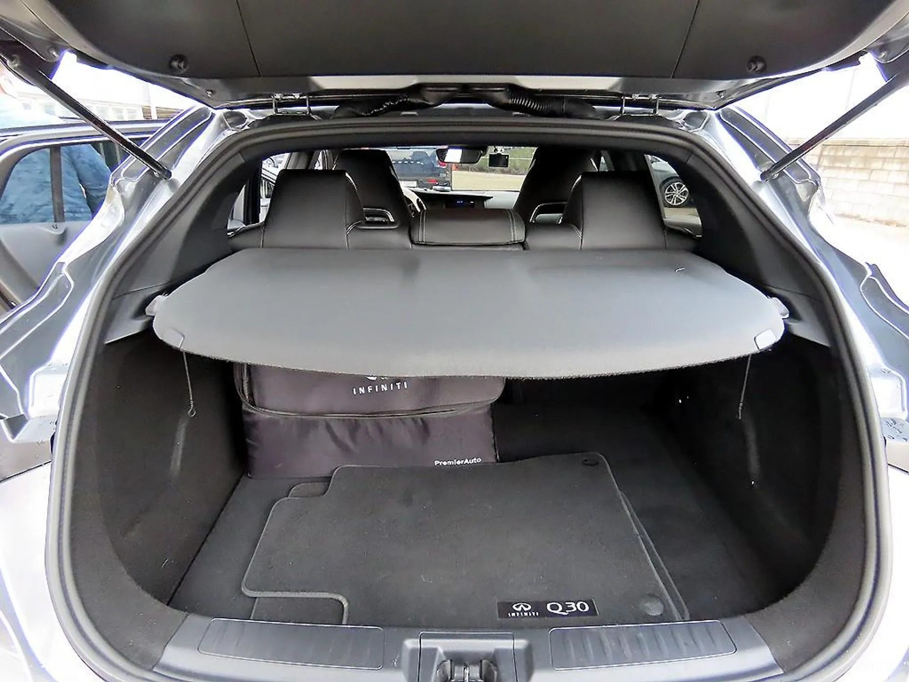 Infiniti Q30 превью 18