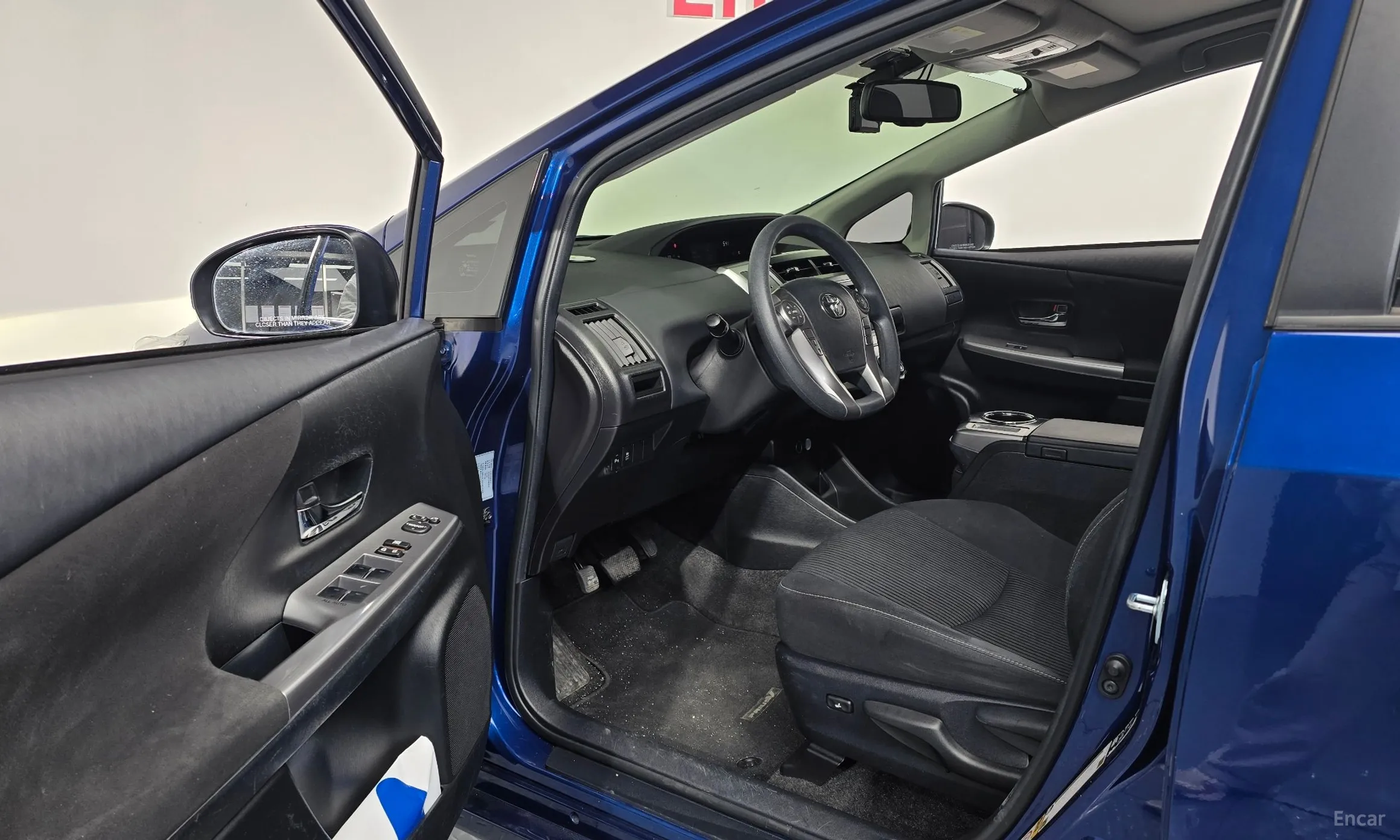 Toyota Prius V превью 10