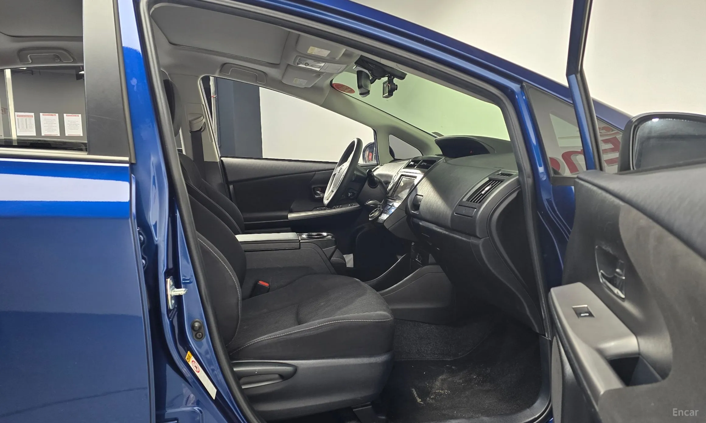 Toyota Prius V превью 11