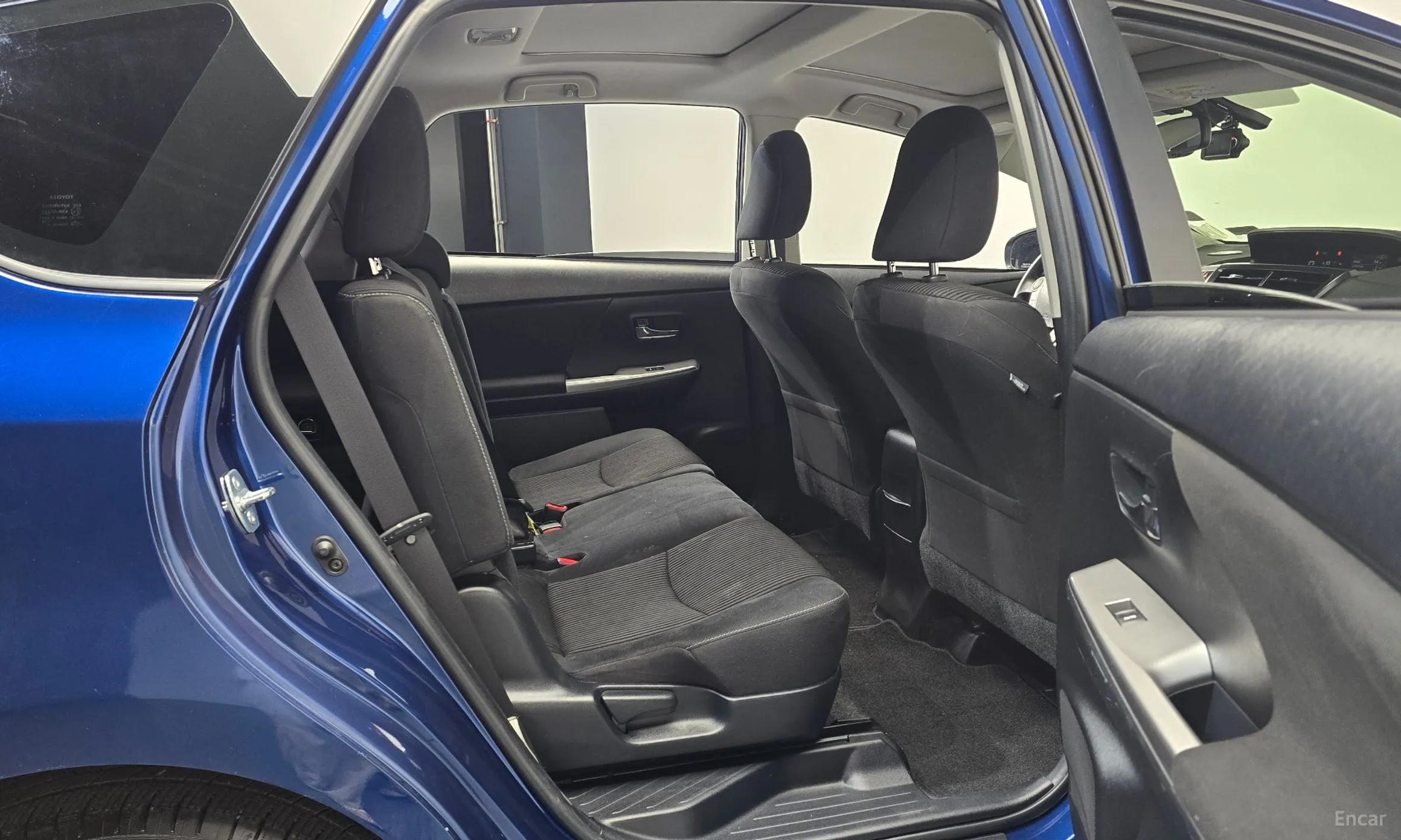 Toyota Prius V превью 12