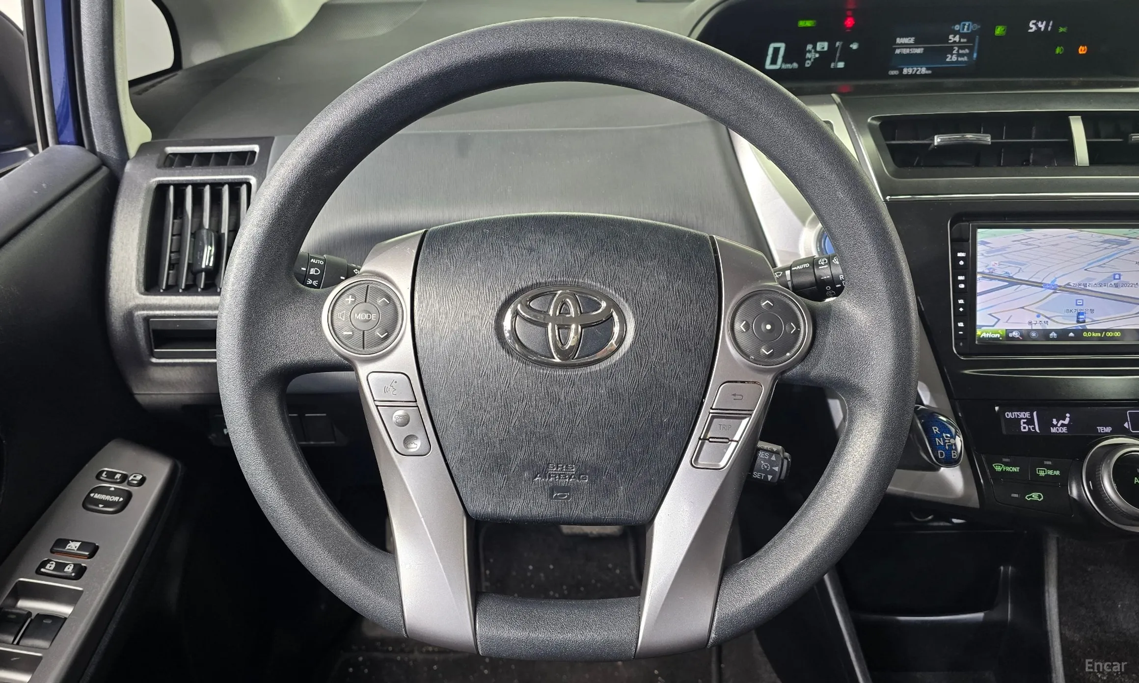 Toyota Prius V превью 13
