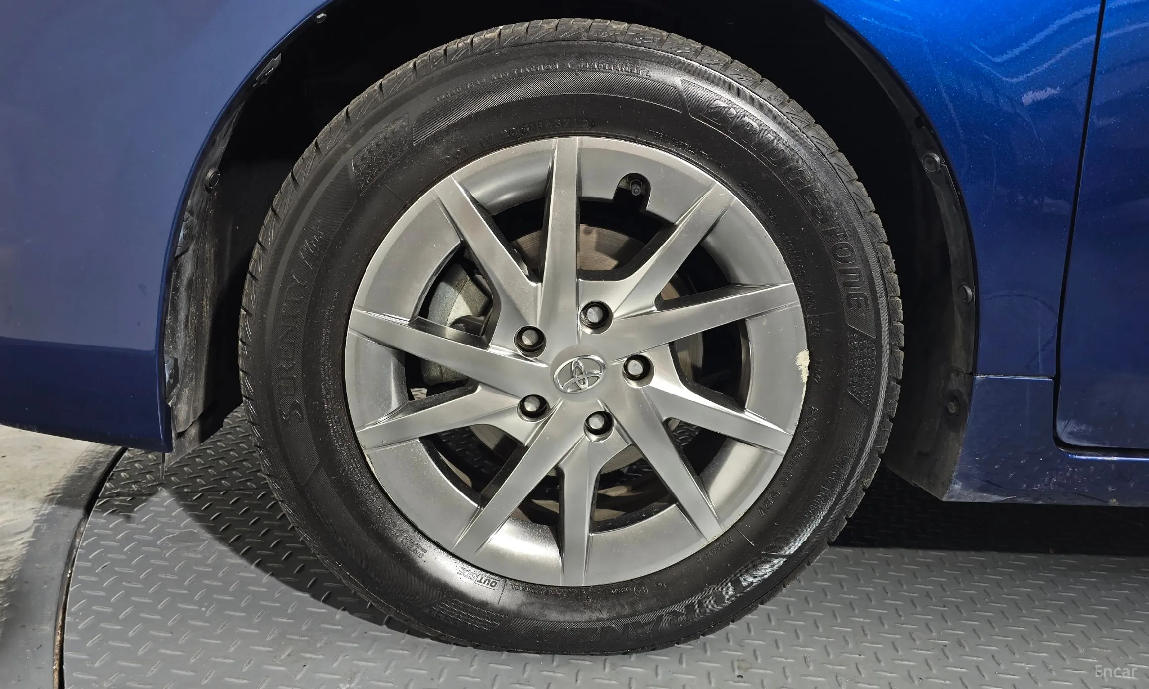 Toyota Prius V превью 5