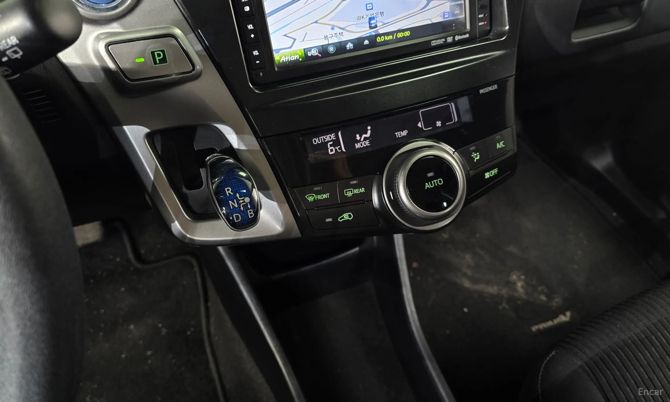 Toyota Prius V превью 9