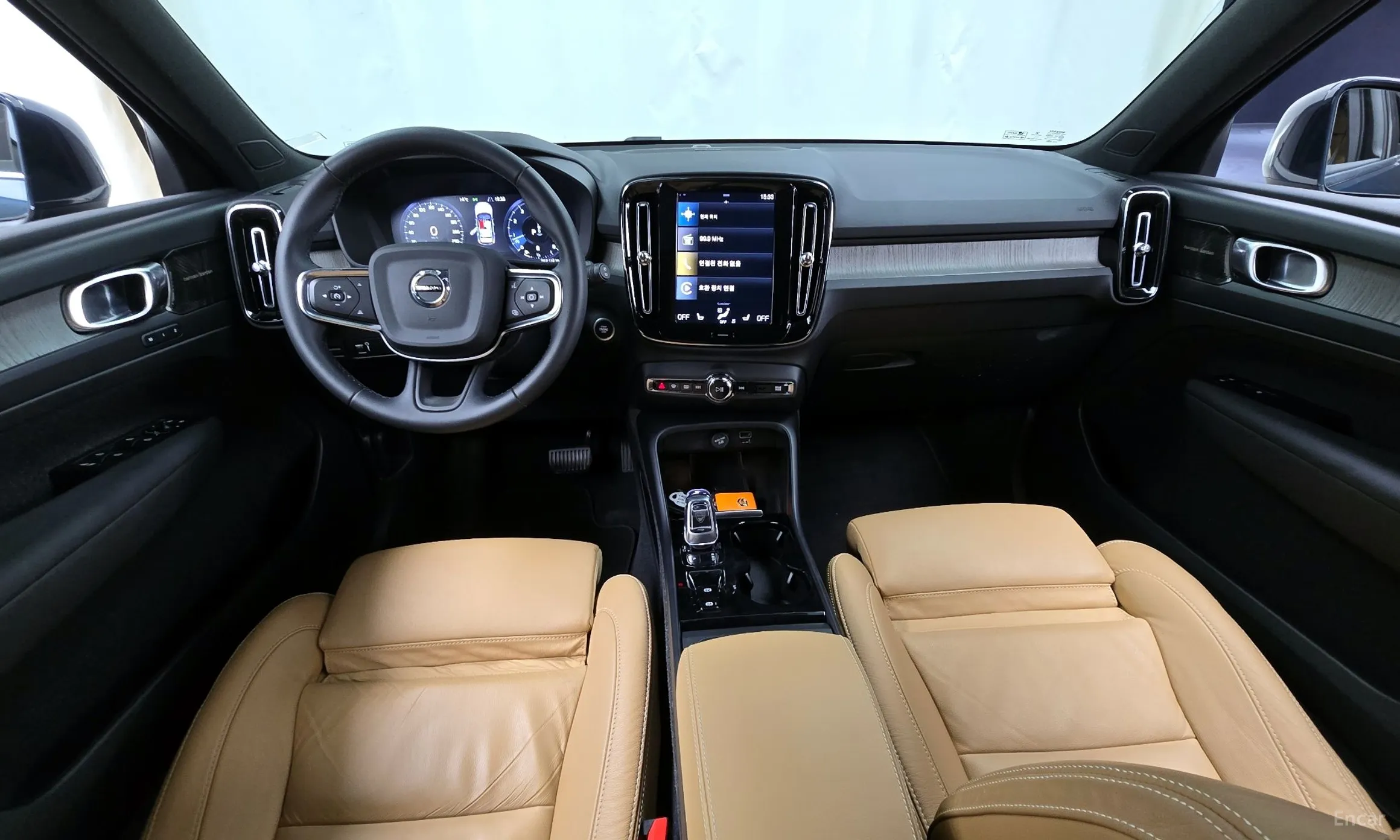 Volvo XC40 превью 7