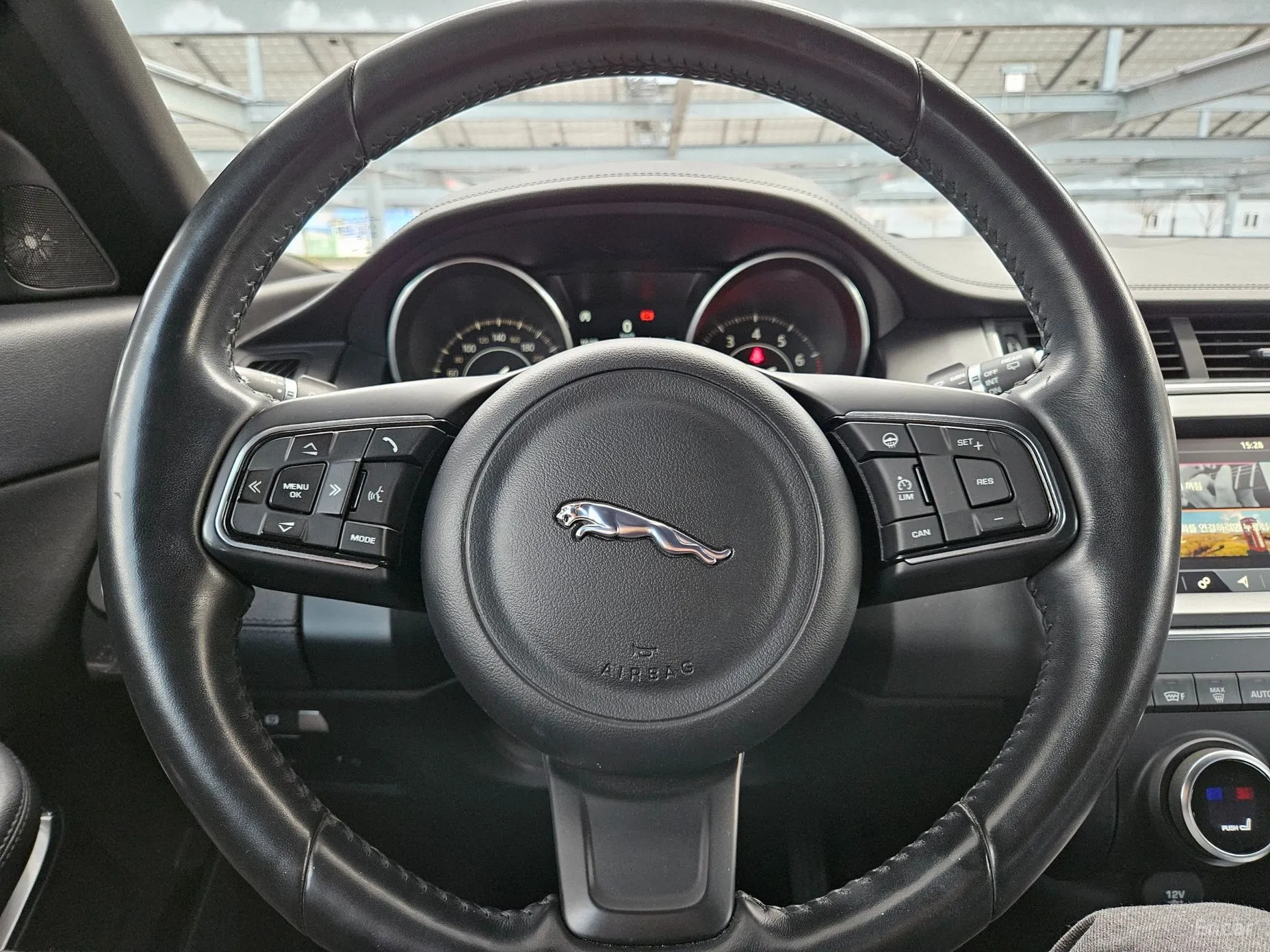Jaguar E-PACE превью 12