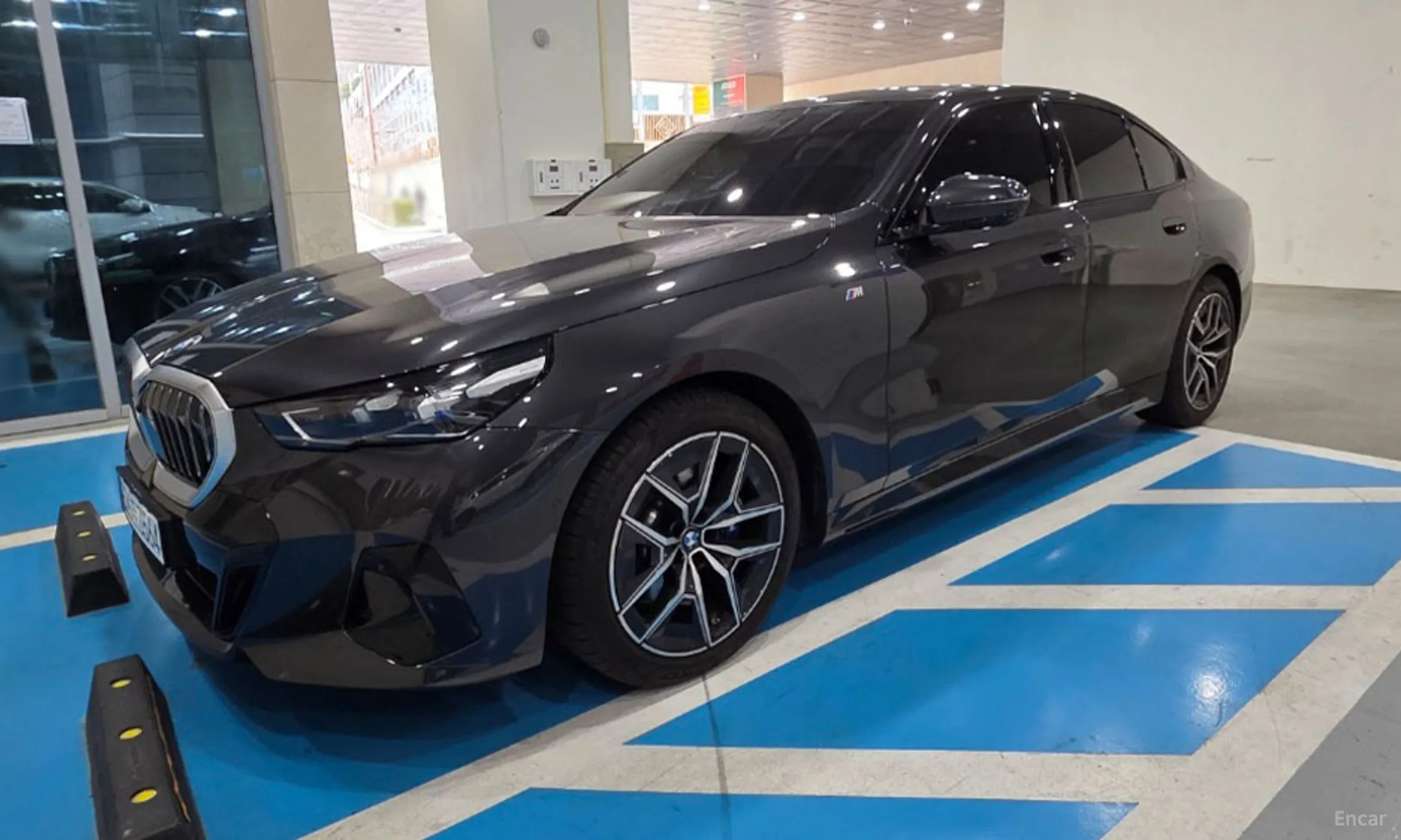 BMW 5 Series (G60) превью 2