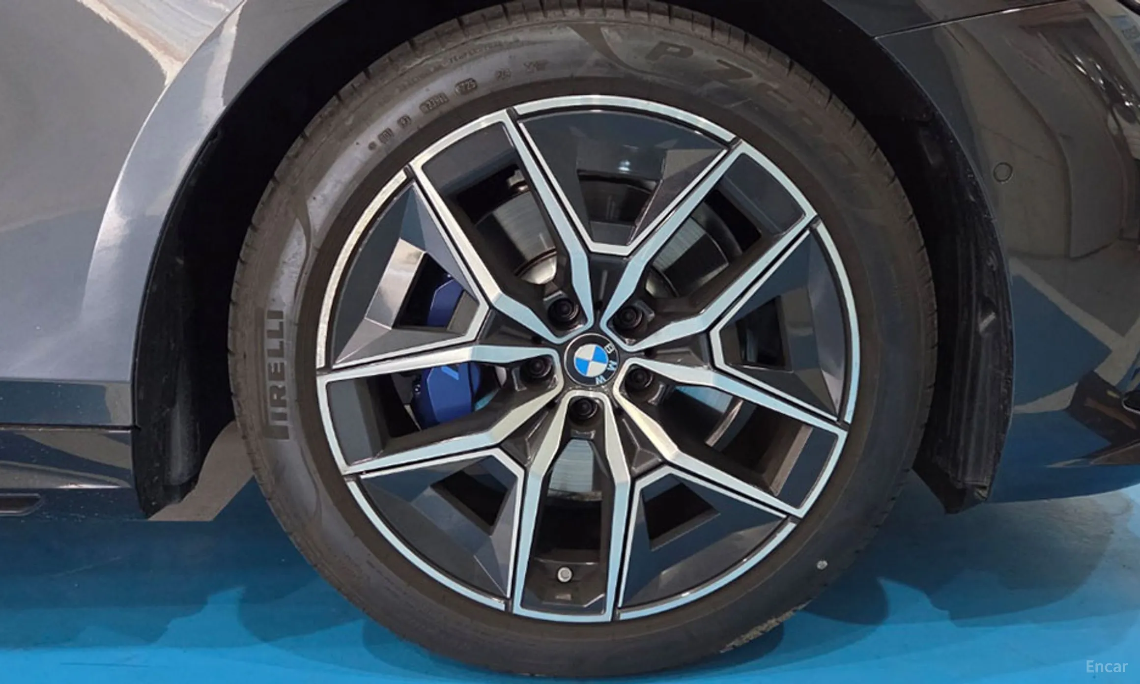 BMW 5 Series (G60) превью 19