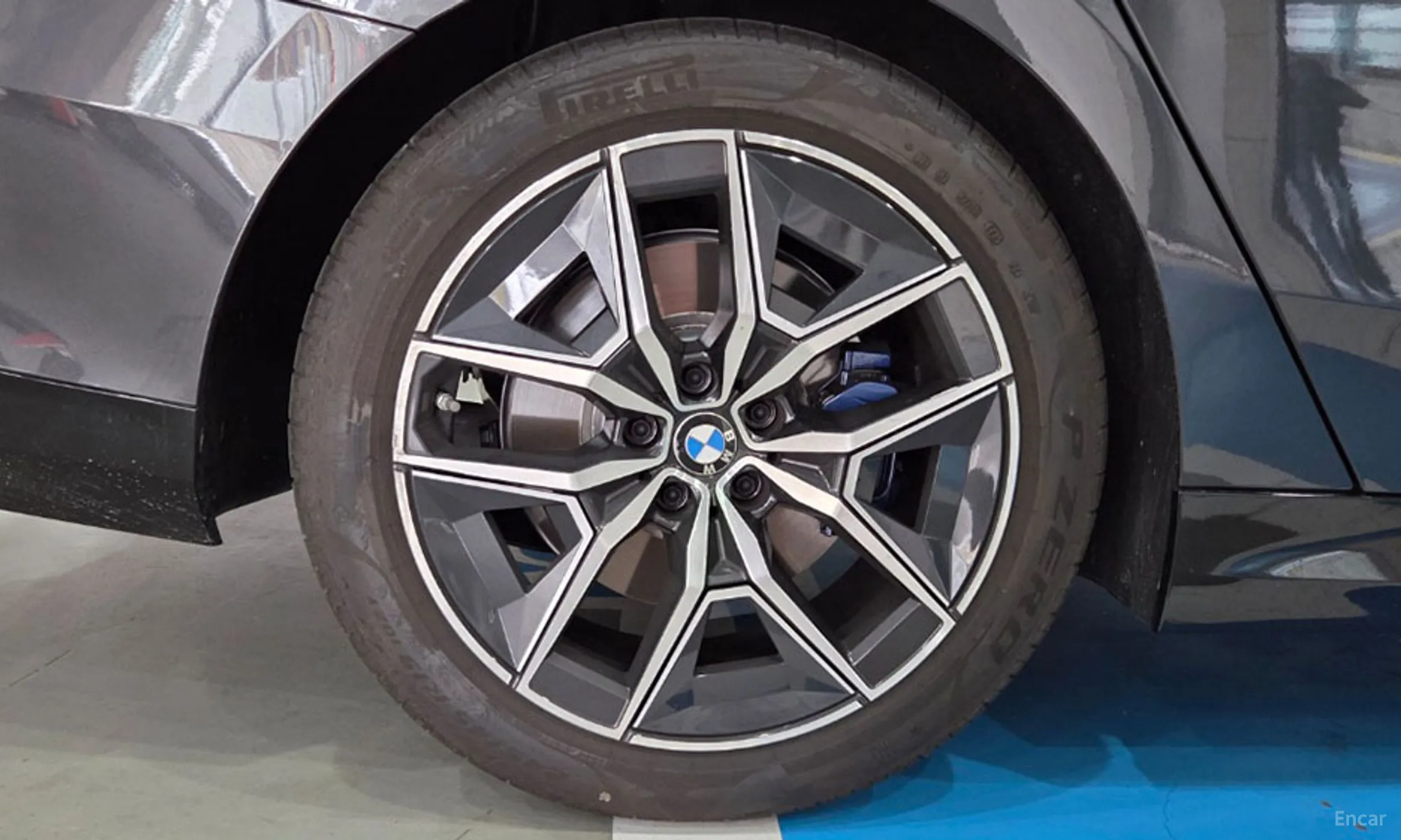 BMW 5 Series (G60) превью 20
