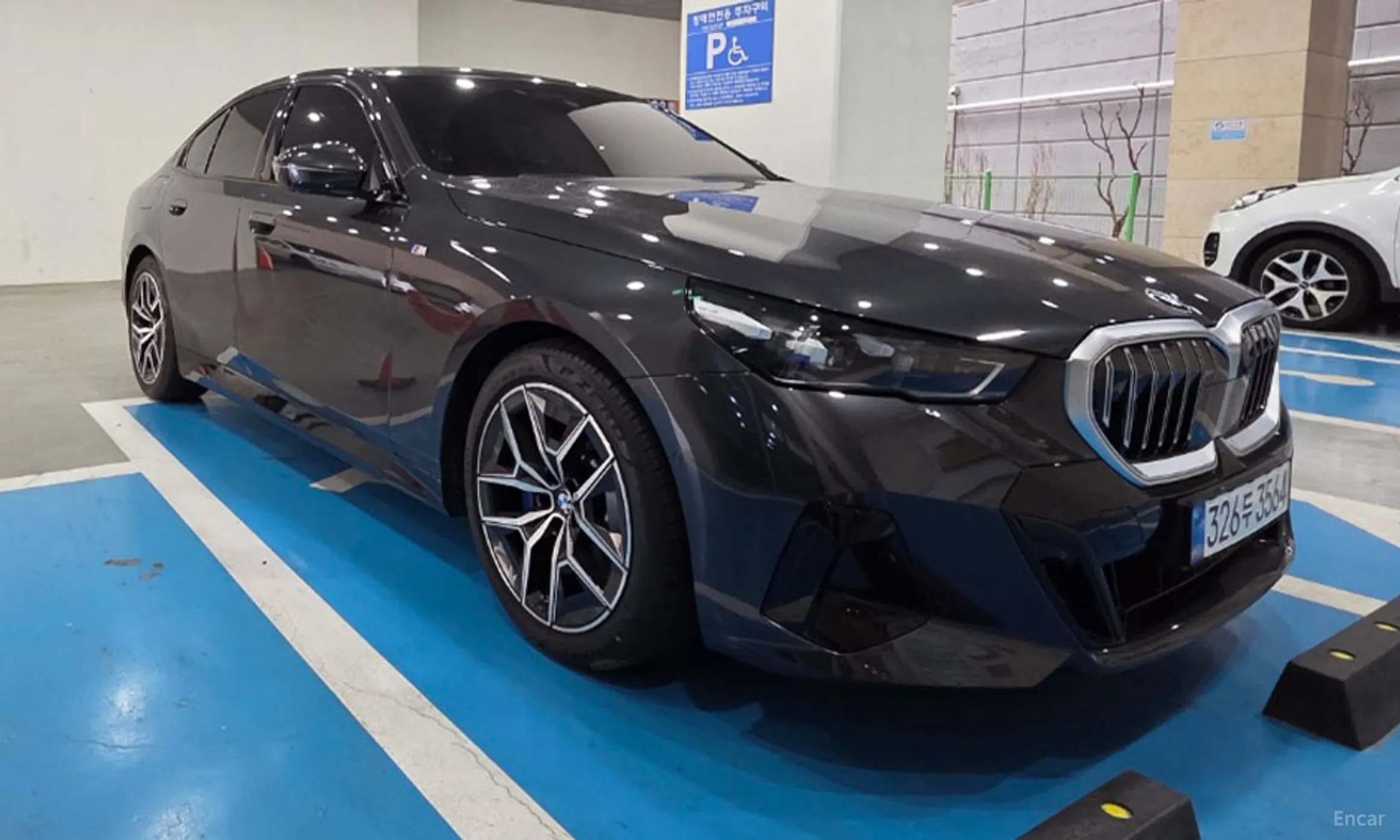 BMW 5 Series (G60) превью 3