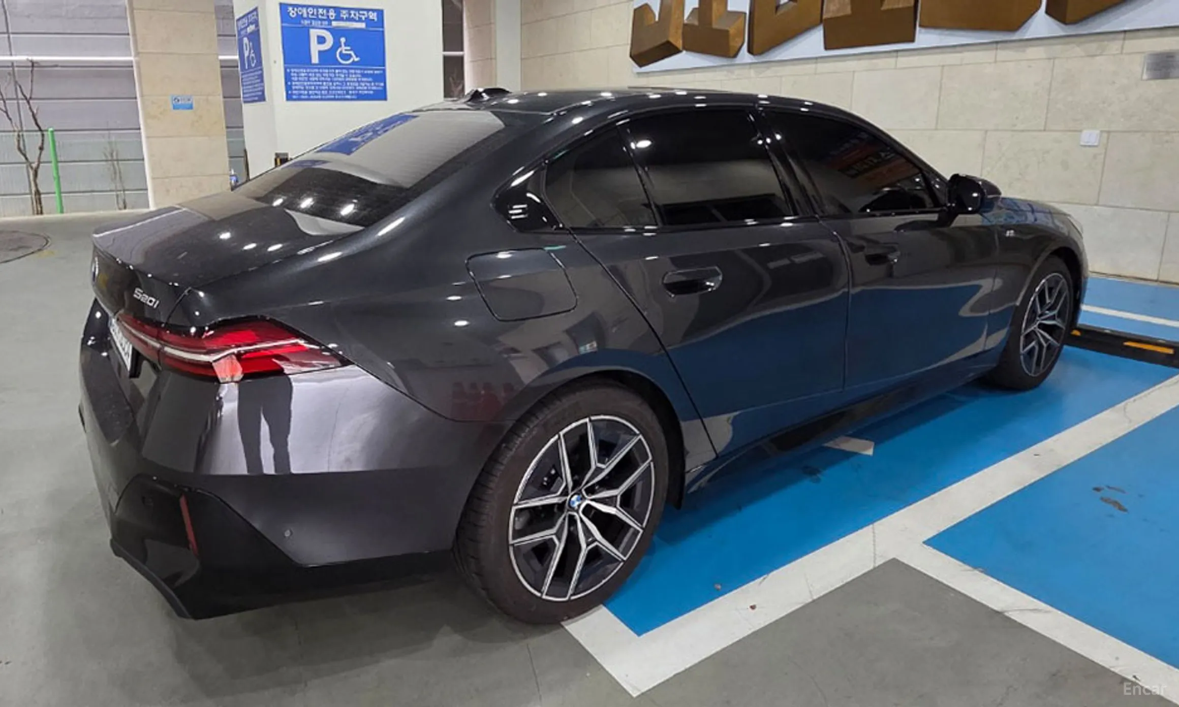 BMW 5 Series (G60) превью 5