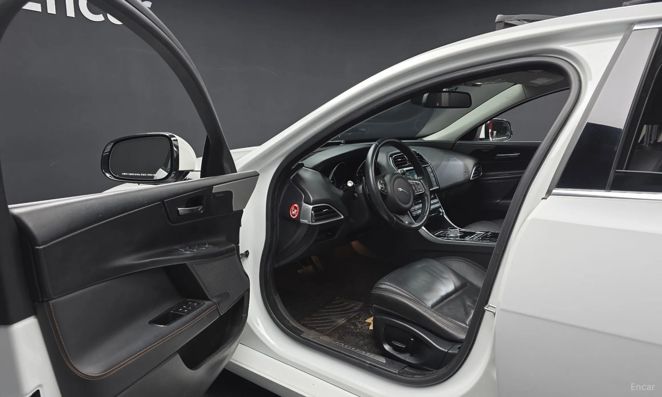 Jaguar XE превью 10