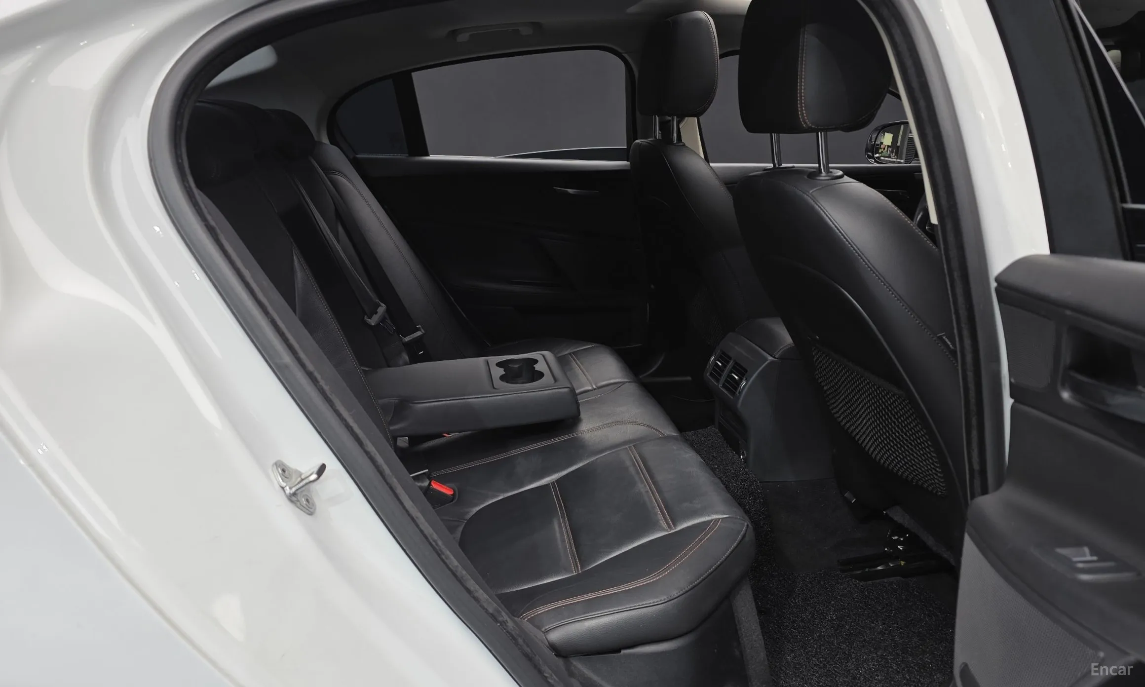 Jaguar XE превью 12