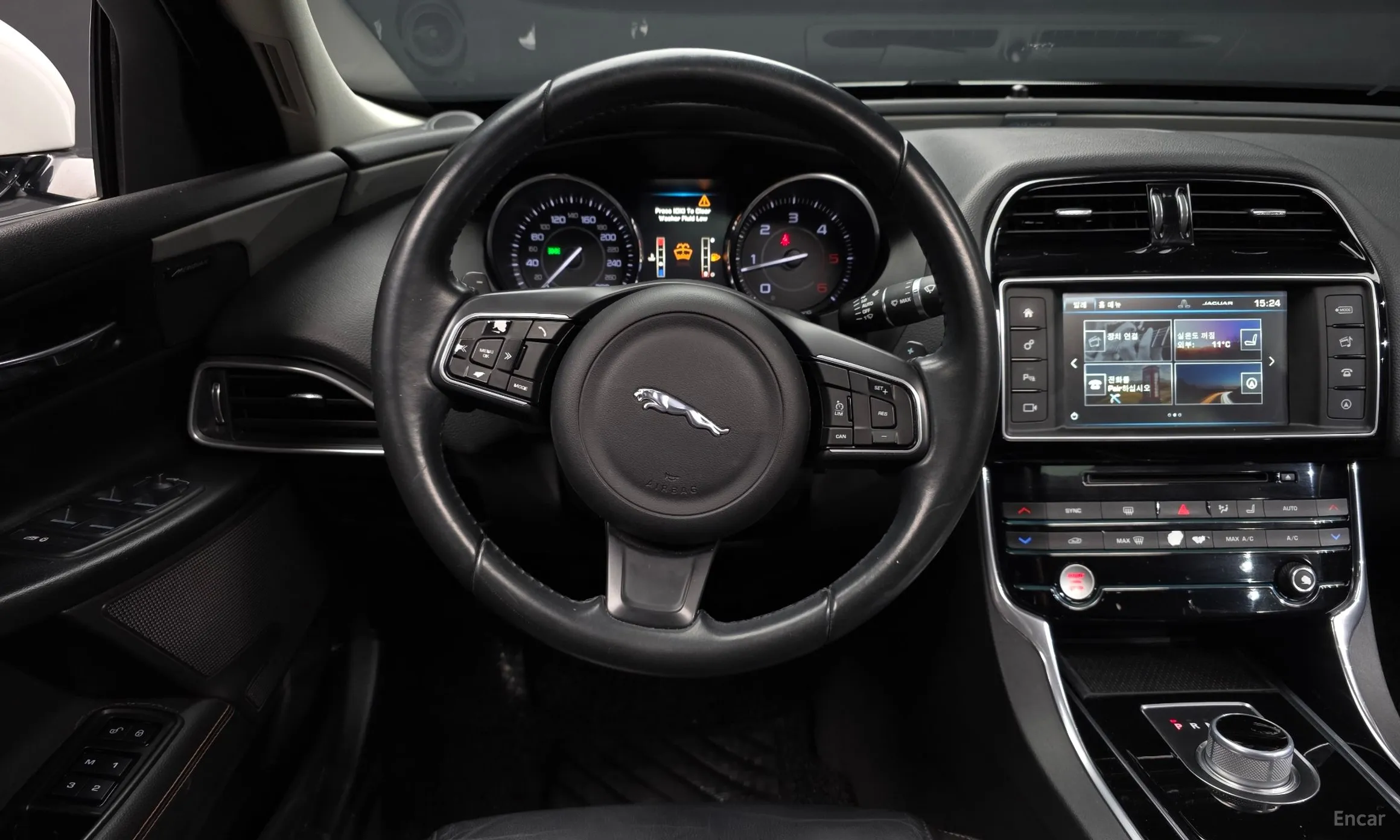 Jaguar XE превью 13