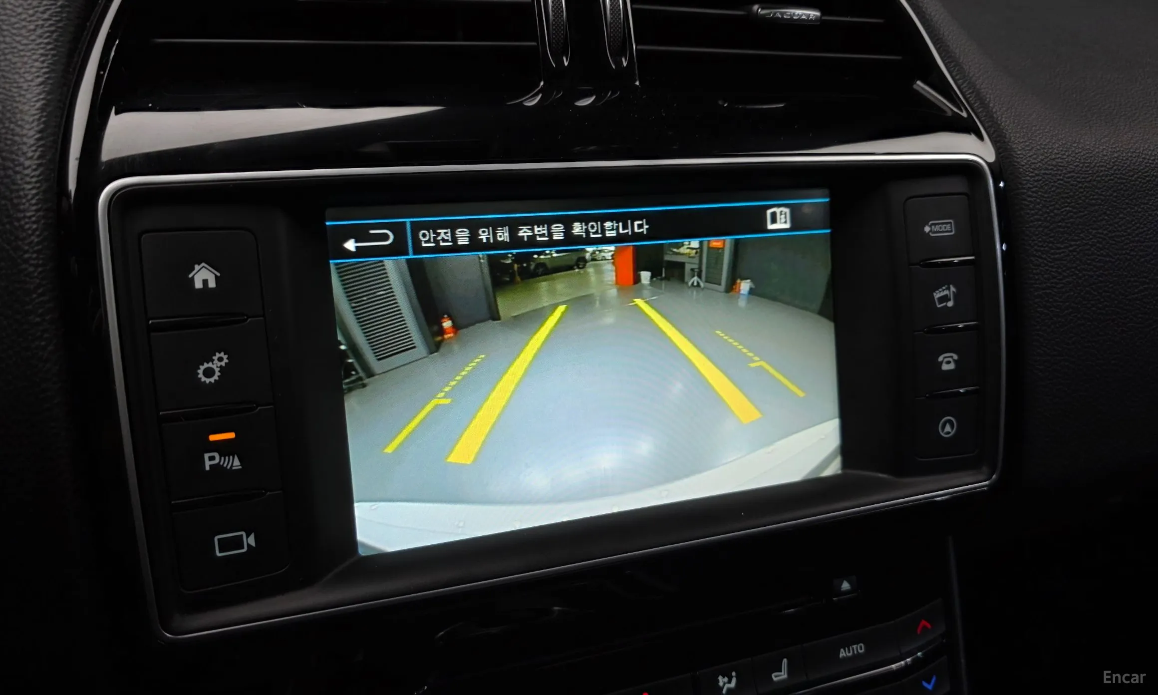 Jaguar XE превью 15