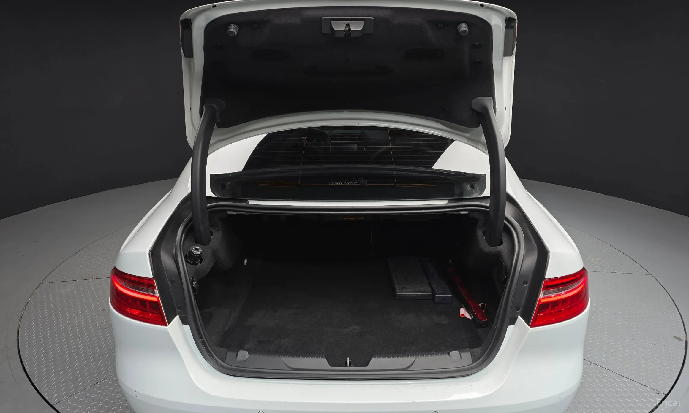 Jaguar XE превью 20