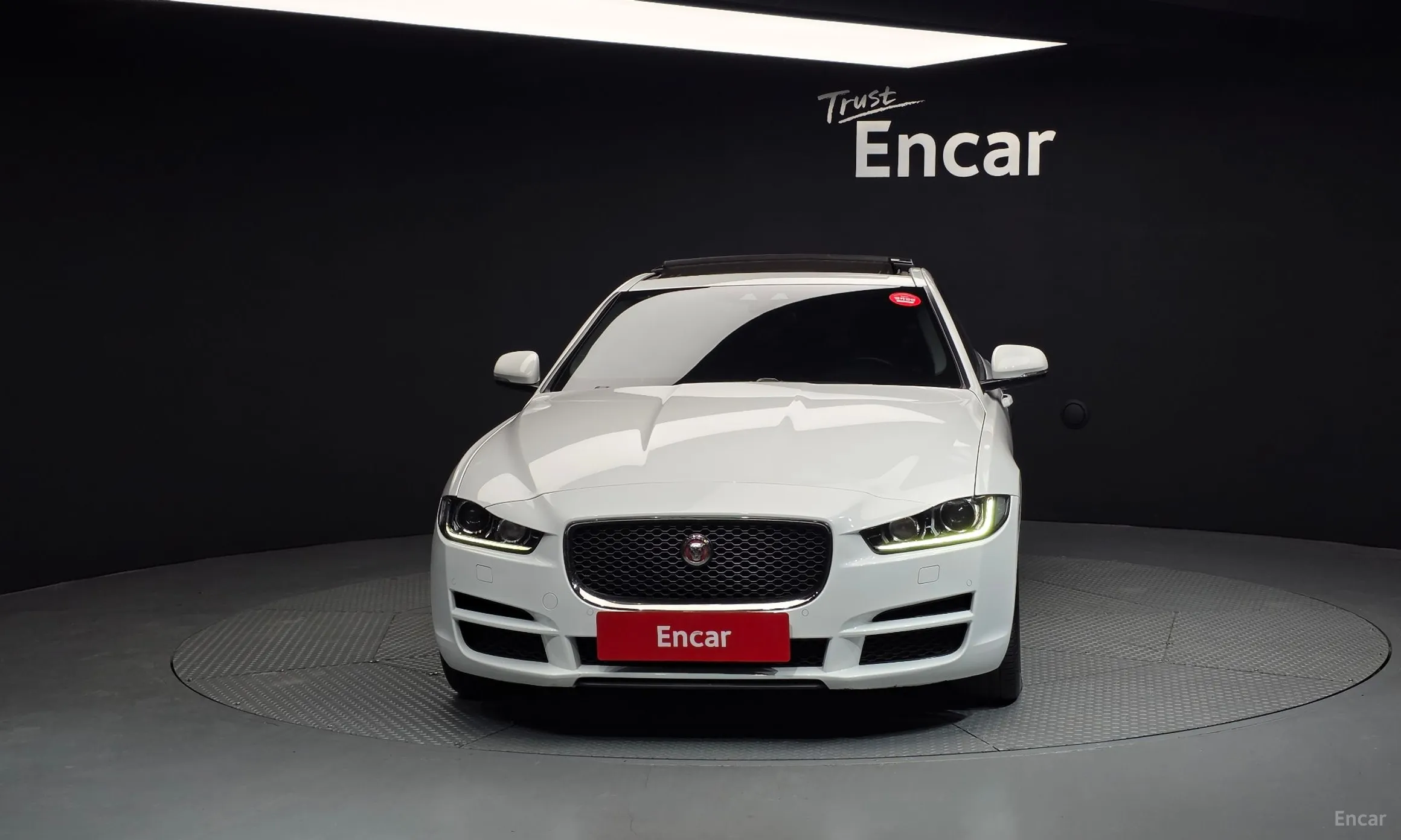 Jaguar XE превью 3
