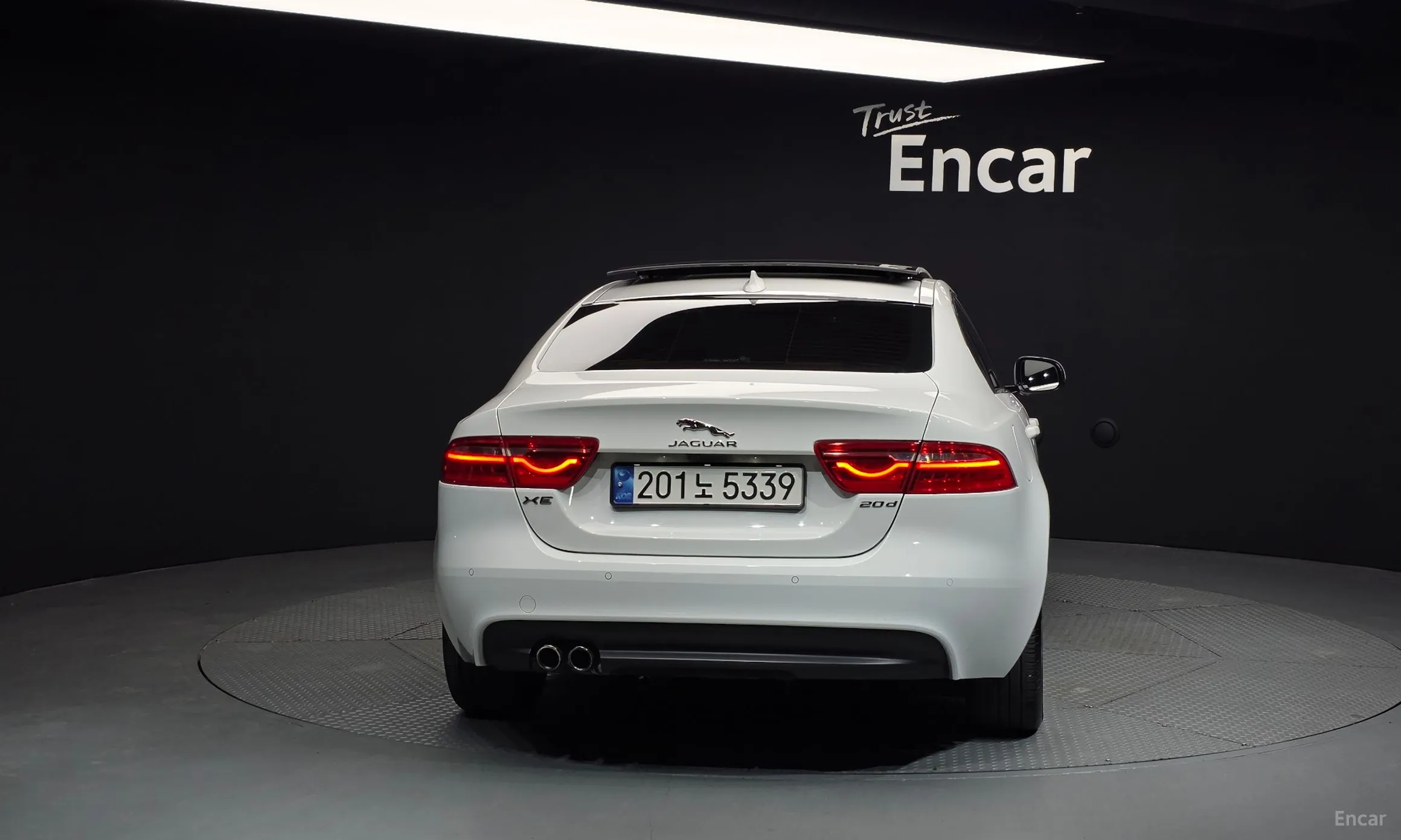 Jaguar XE превью 4
