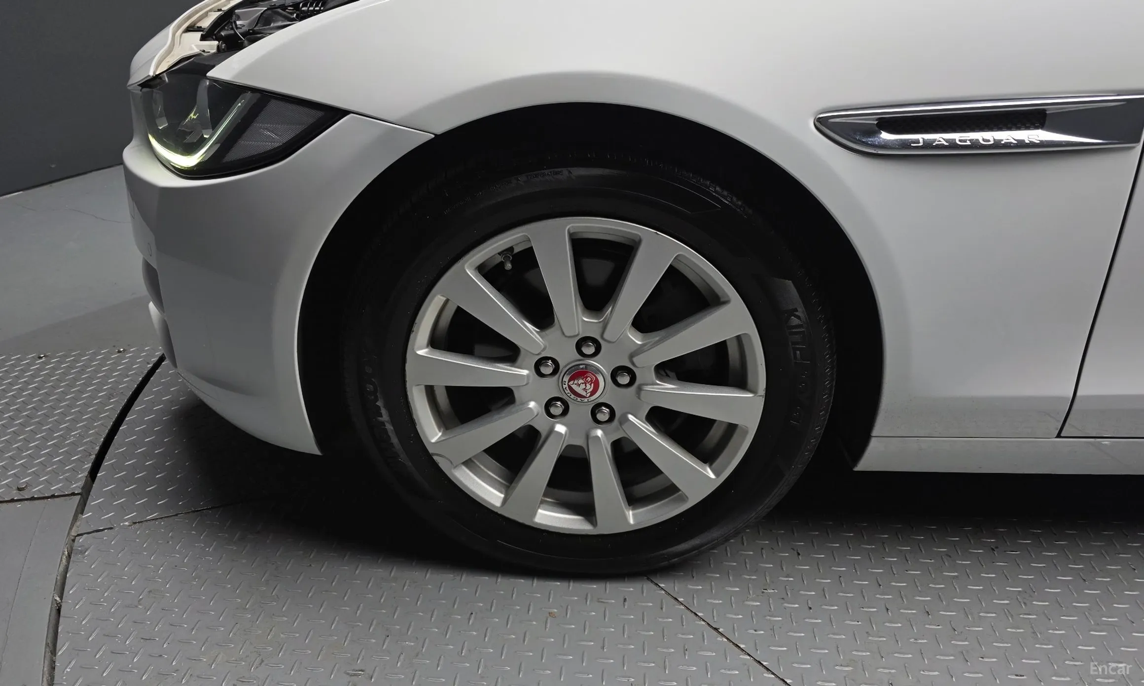 Jaguar XE превью 5