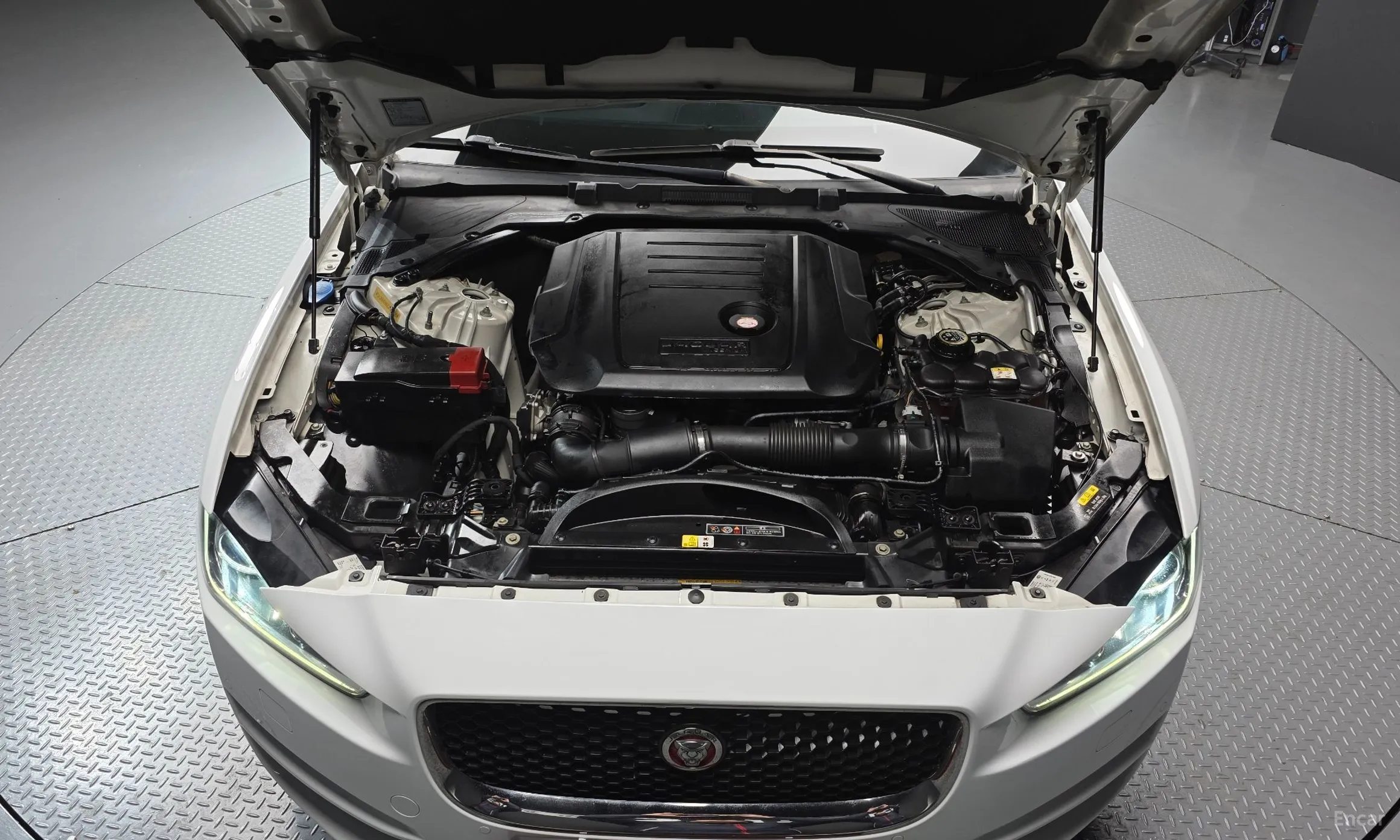 Jaguar XE превью 6