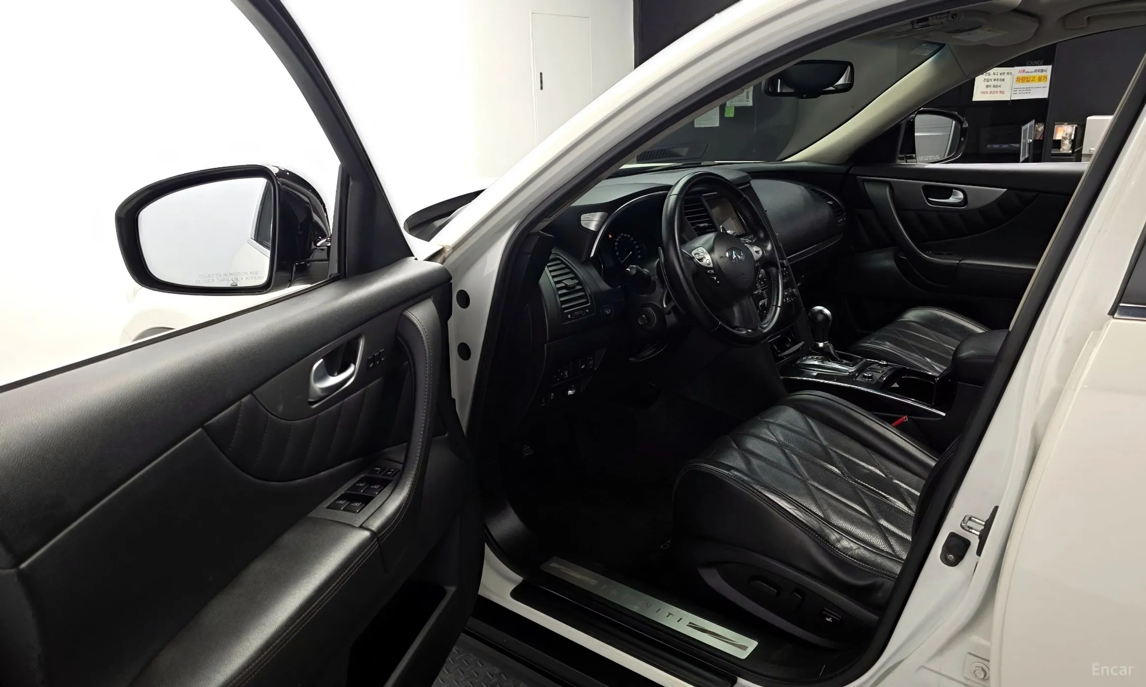 Infiniti QX70 превью 10