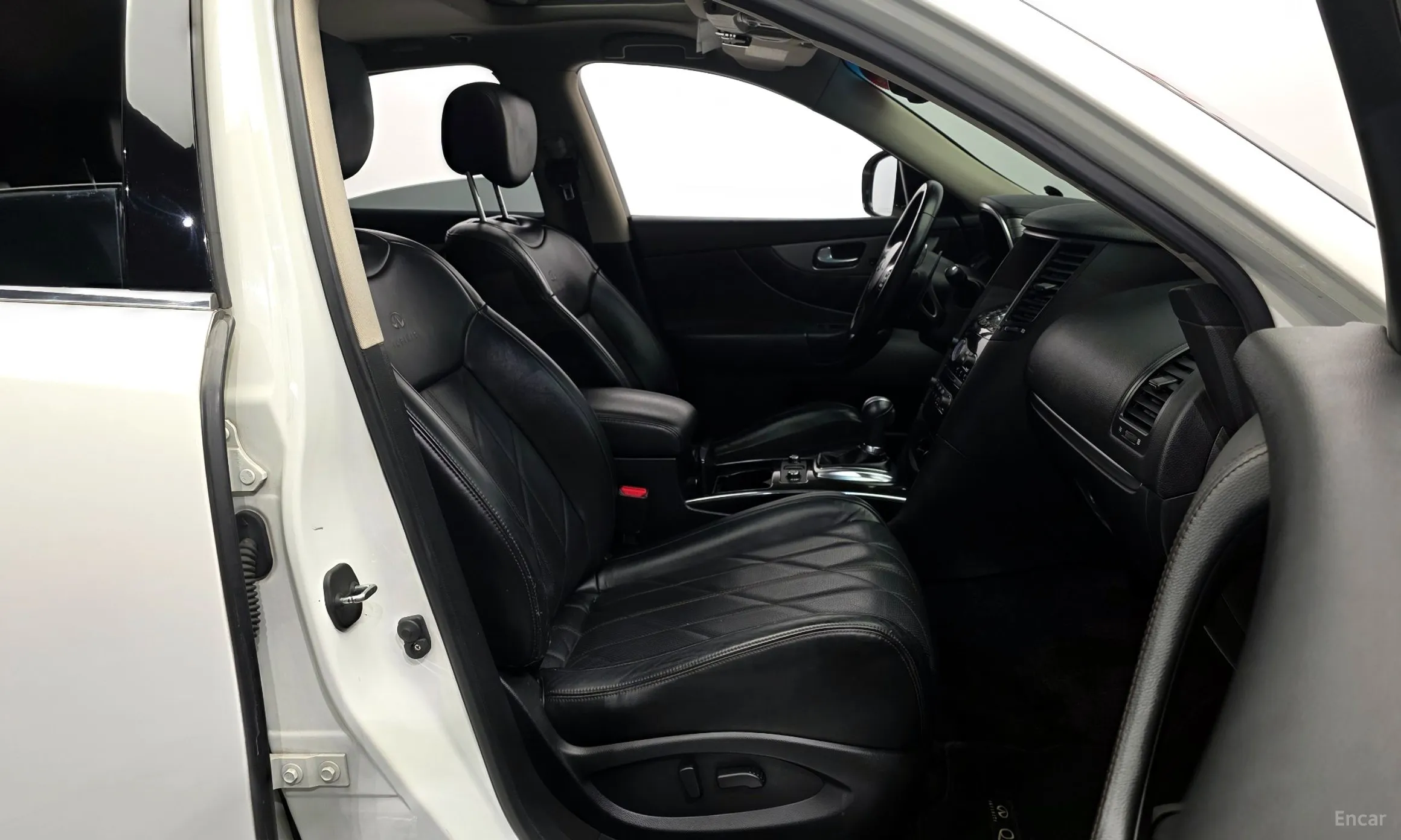 Infiniti QX70 превью 11
