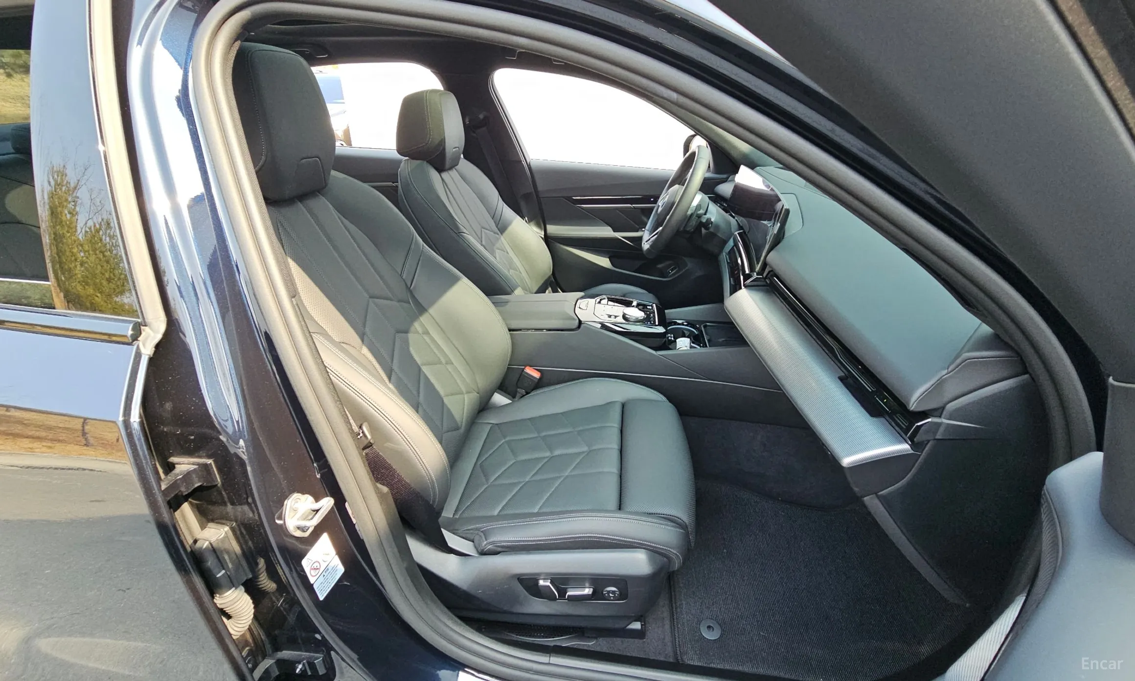 BMW 5 Series (G60) превью 11