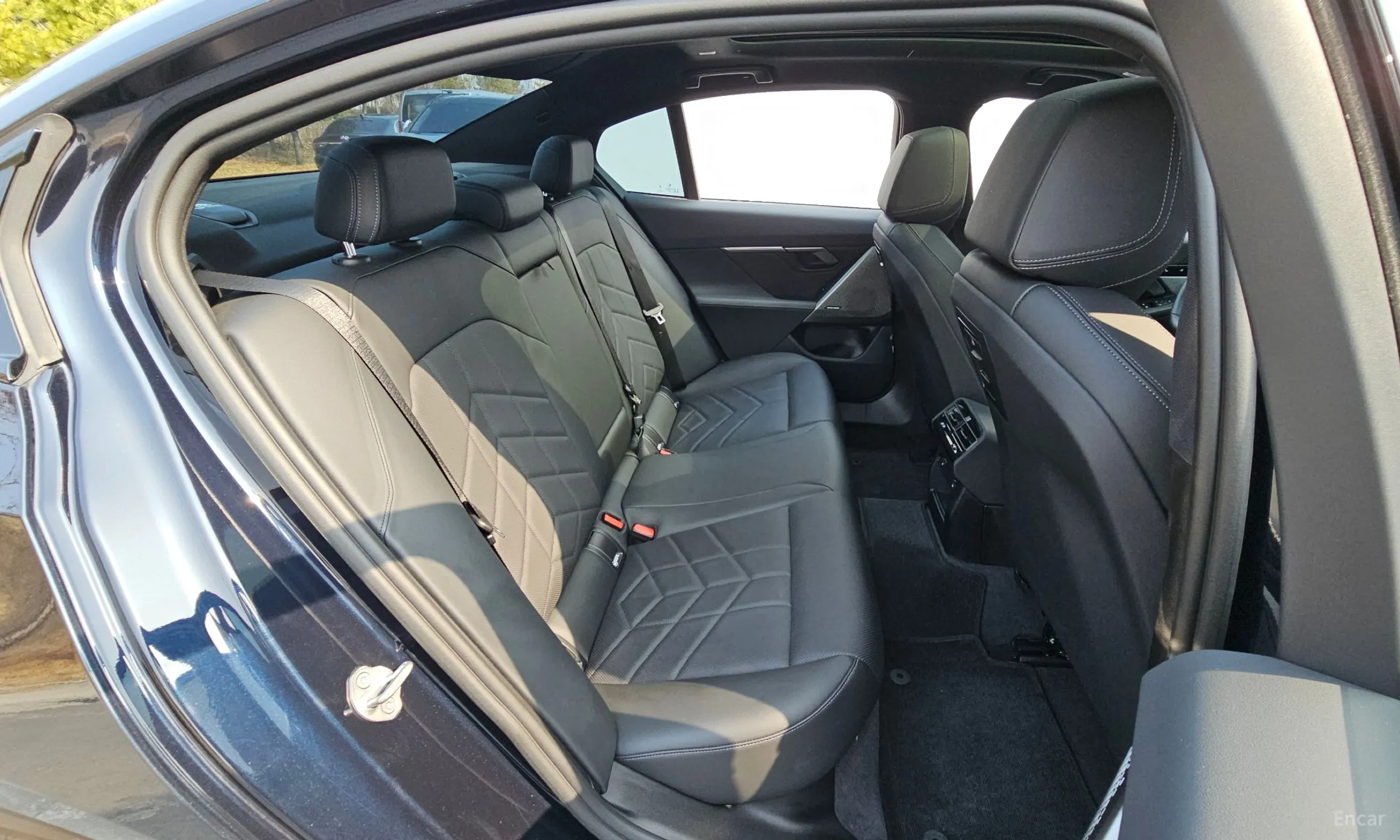 BMW 5 Series (G60) превью 12