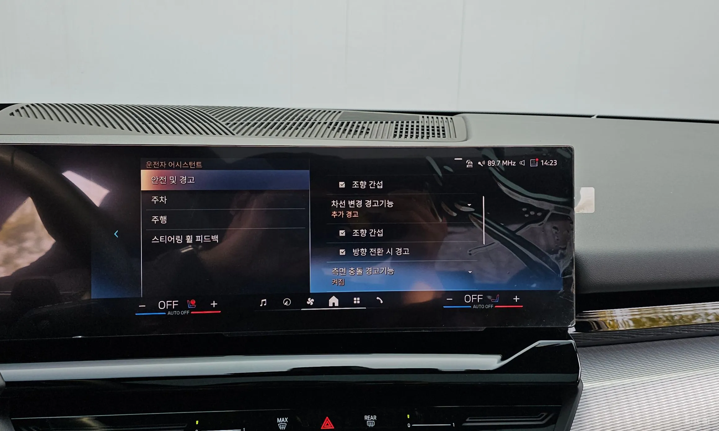 BMW 5 Series (G60) превью 17