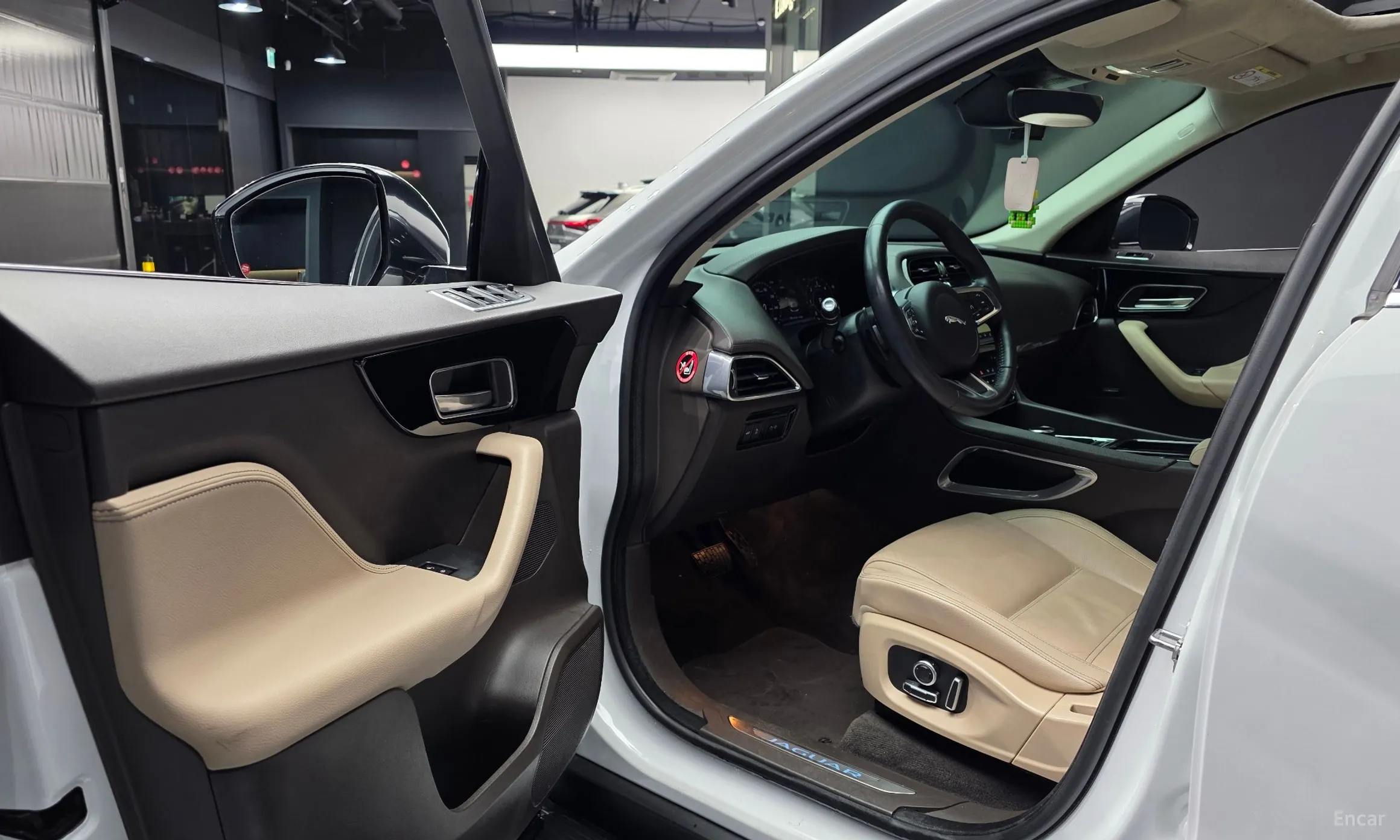 Jaguar F-PACE превью 10