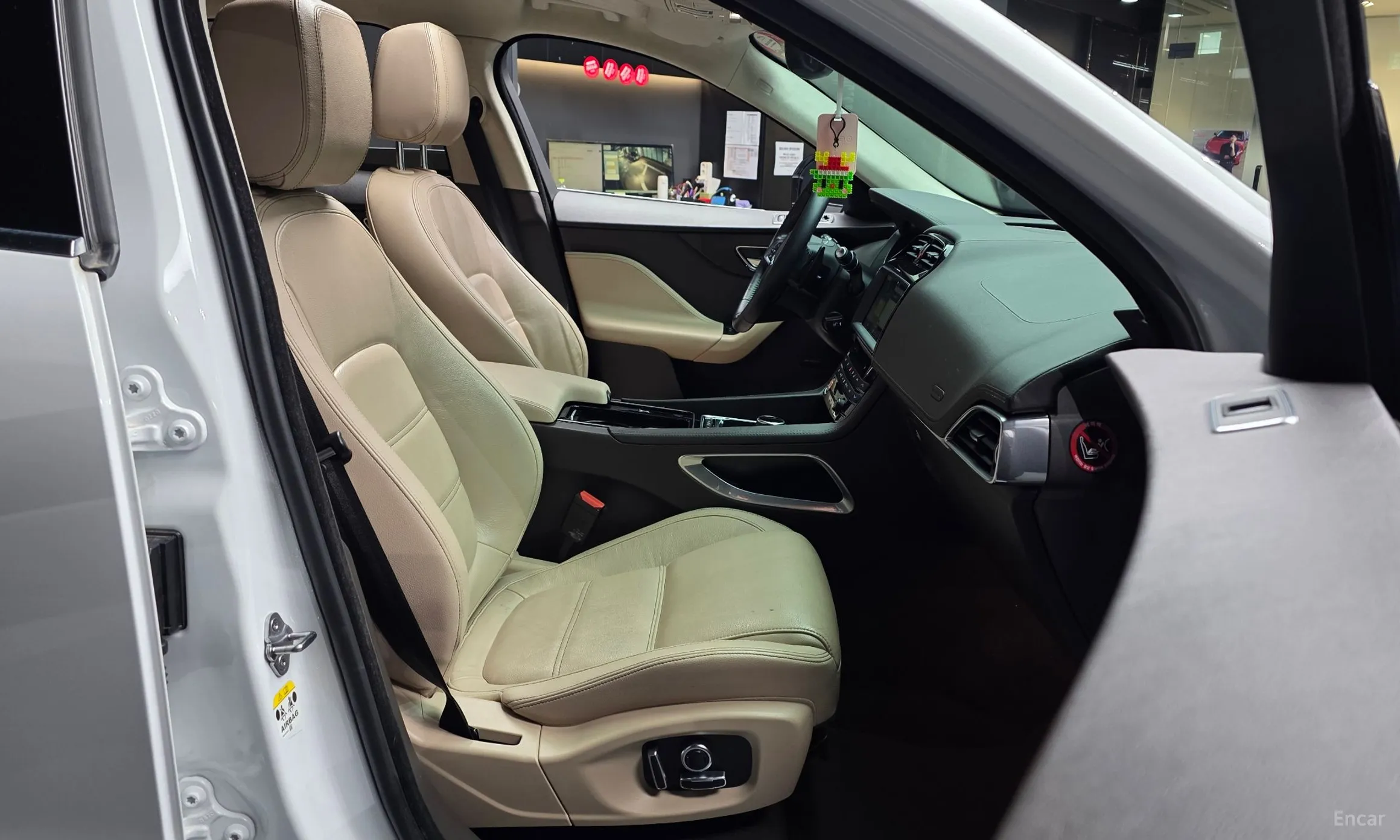 Jaguar F-PACE превью 11